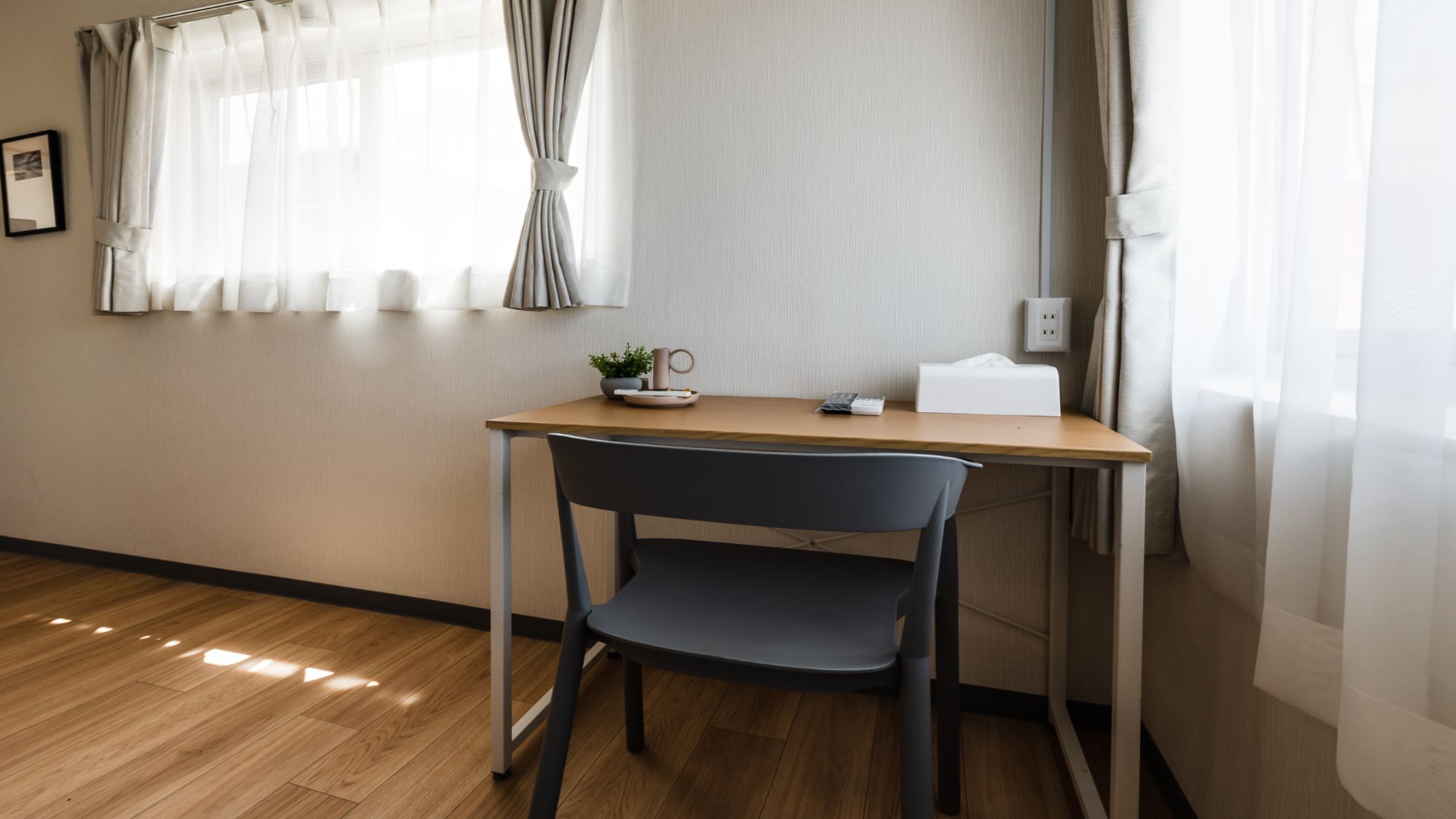 【ダブルルーム（シャワー・トイレ付）405室】 無料Wi-Fiを利用したテレワークや観光の調べものに