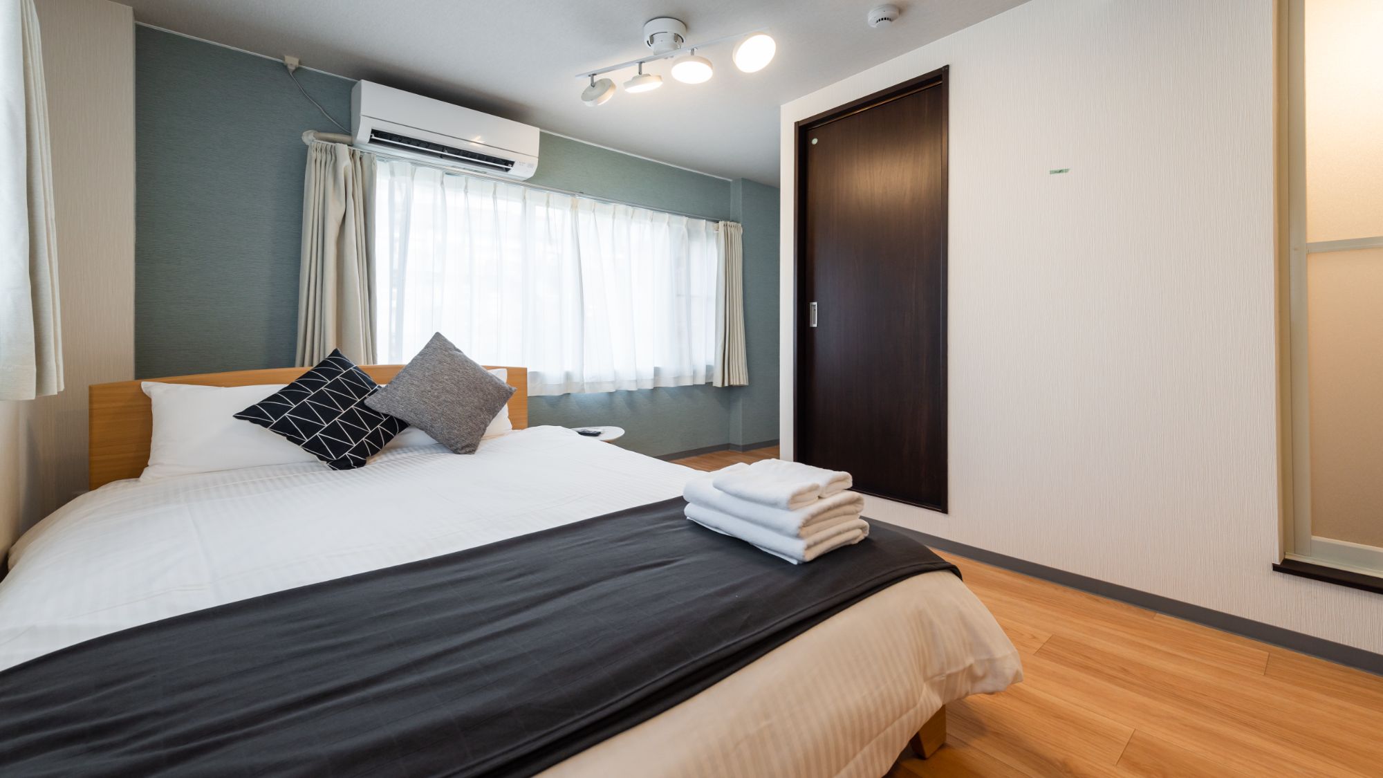 【ダブルルーム/シャワー・トイレ付2－3階】明るい窓際でリラックス。17平米の快適なプライベート空間