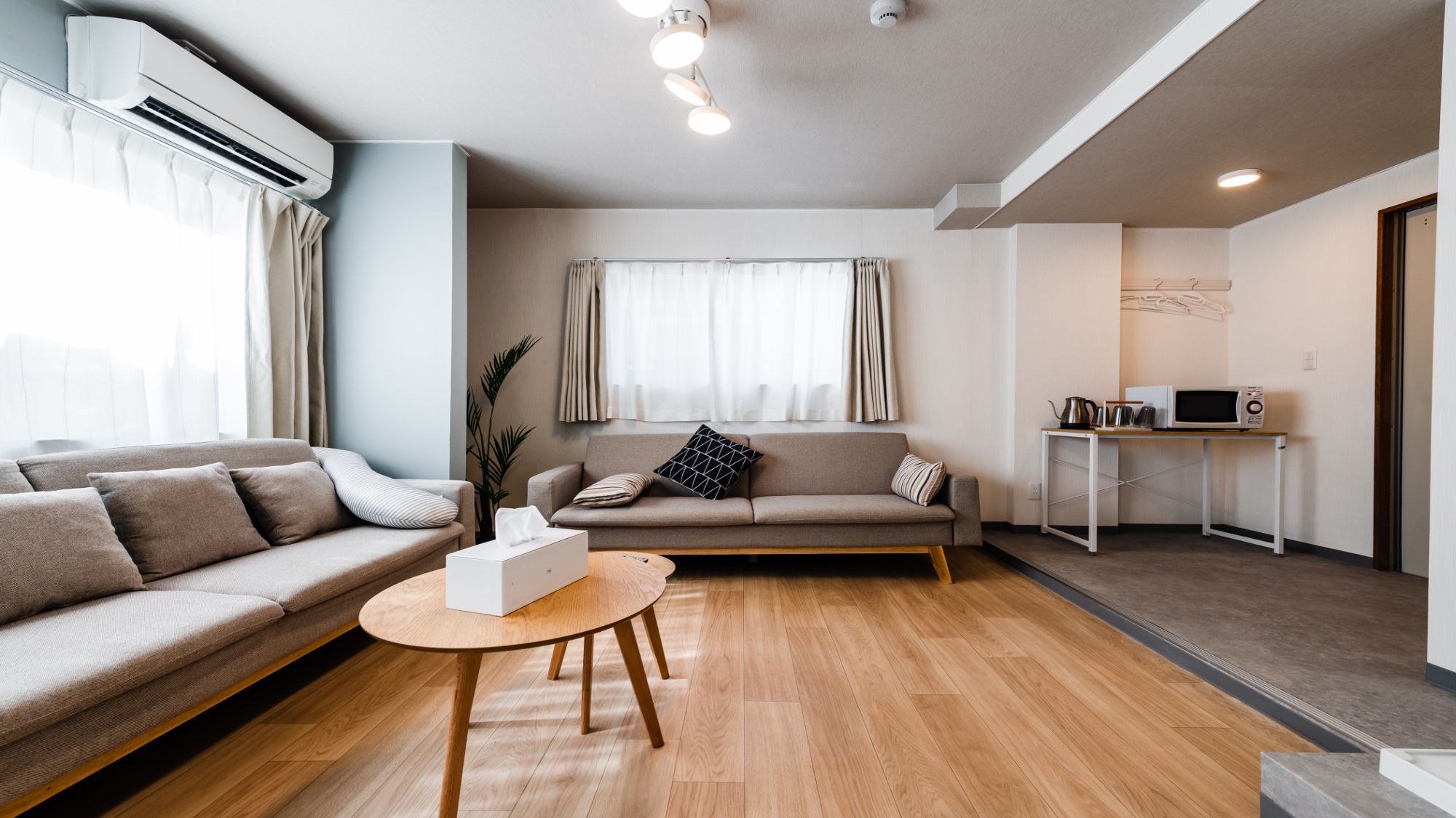 【ツインルーム（キッチン・シャワー・トイレ付）205室】ちょっとした飲食も可能なリビングスペース