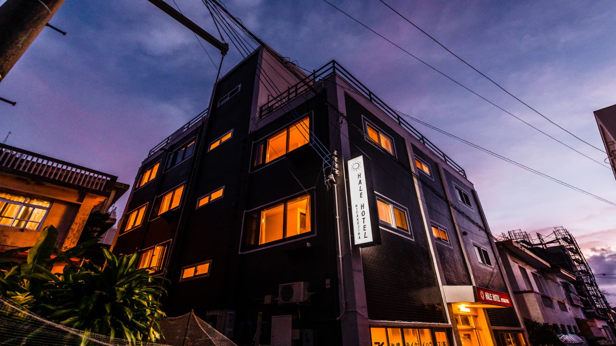 【外観】温もりのある窓の明かりが目印。旅の夜を優しく照らす、安心感のあるステイをお届け。