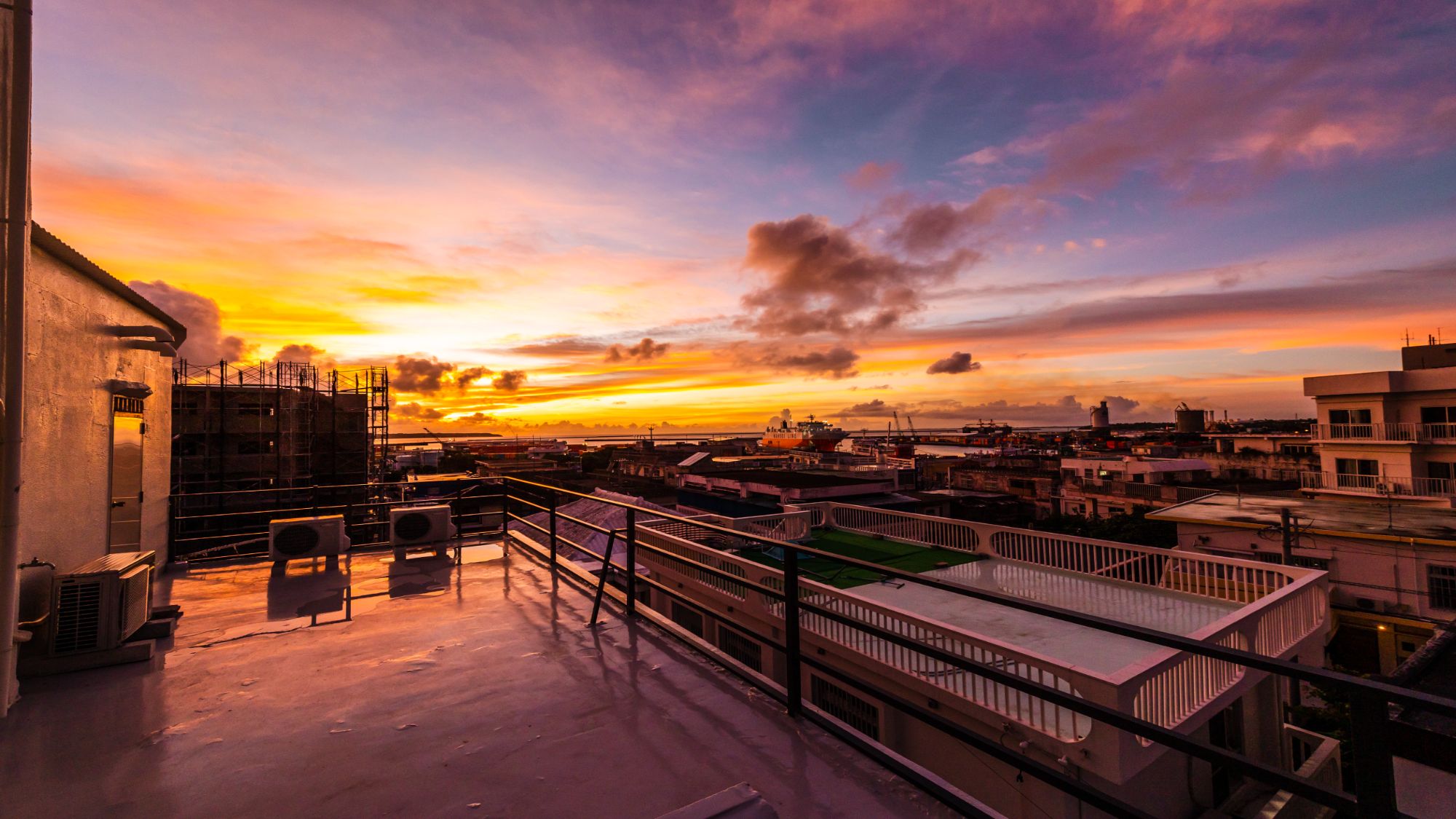 【外観】幻想的なサンセット。空のグラデーションを眺めながら、旅の疲れを癒やす特別な時間を。