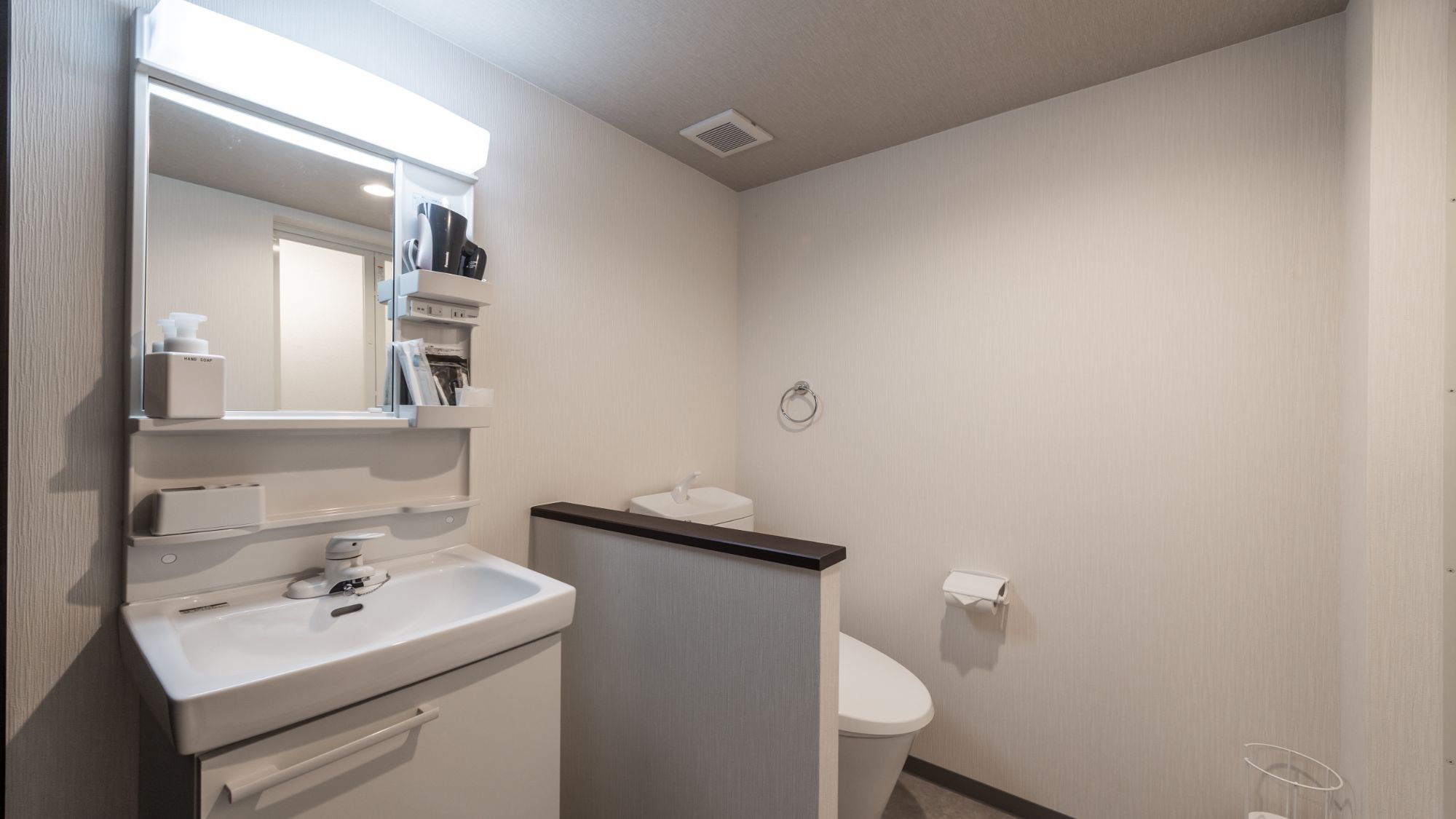 【ダブルルーム（シャワー・トイレ付）2－3階】専用のトイレ・洗面台を完備。白を基調とした清潔な水回り