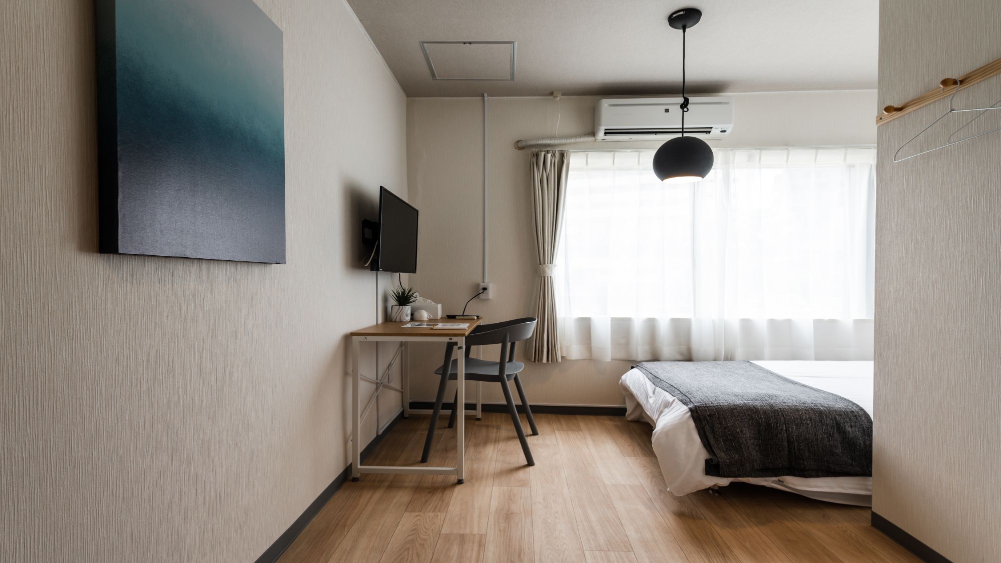 【シングルルーム（シャワー・トイレ付4階】アートが彩るモダンな室内。自分だけの快適な時間をどうぞ。