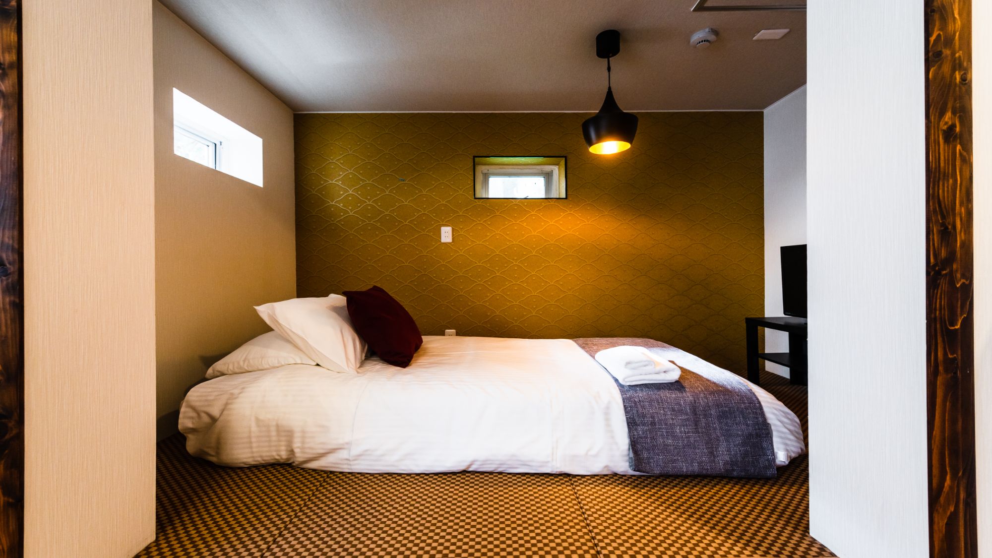 【ダブルルーム（キッチン・シャワー・トイレ付）203室】和のデザインのダブルベッドで快適な眠りを。