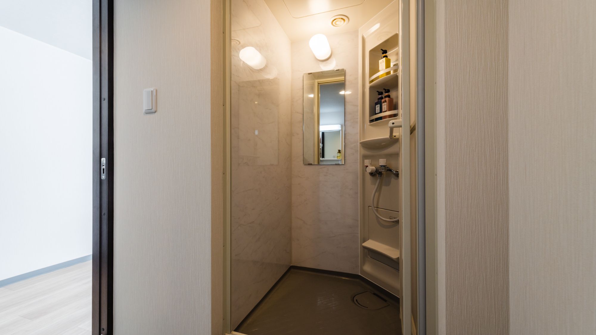 【シングルルーム（シャワー・トイレ付）4階】専用シャワーブース完備。アメニティも充実