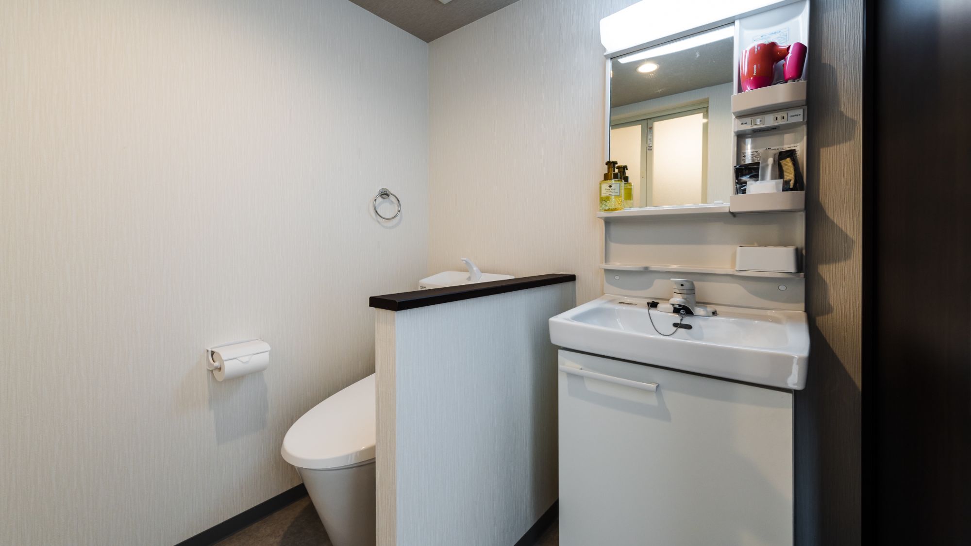 【シングルルーム（シャワー・トイレ付）4階】専用のトイレ・洗面台を完備。朝の準備も快適。