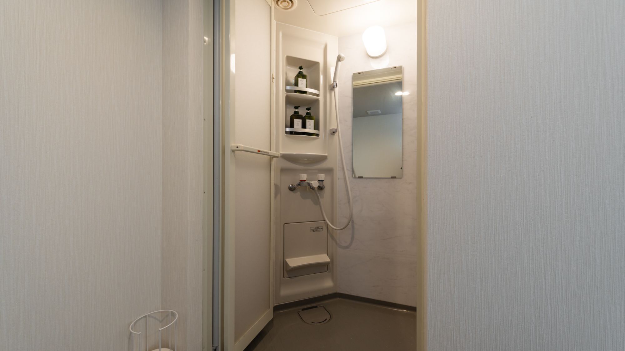 【ダブルルーム（キッチン・シャワー・トイレ付）203室】白を基調とした清潔なシャワー室。