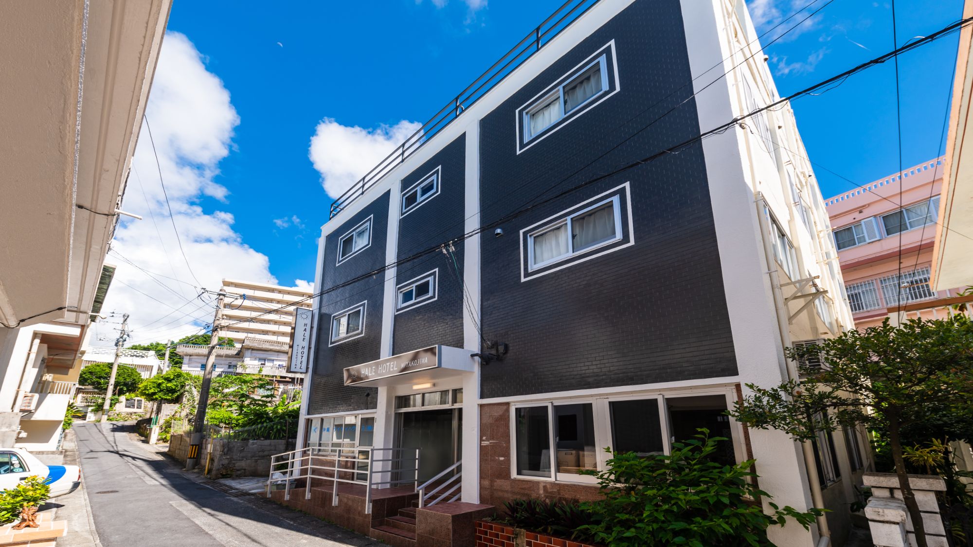 【外観】周辺は静かな環境。宮古島での暮らすような滞在を叶える、落ち着いた佇まいのホテル。