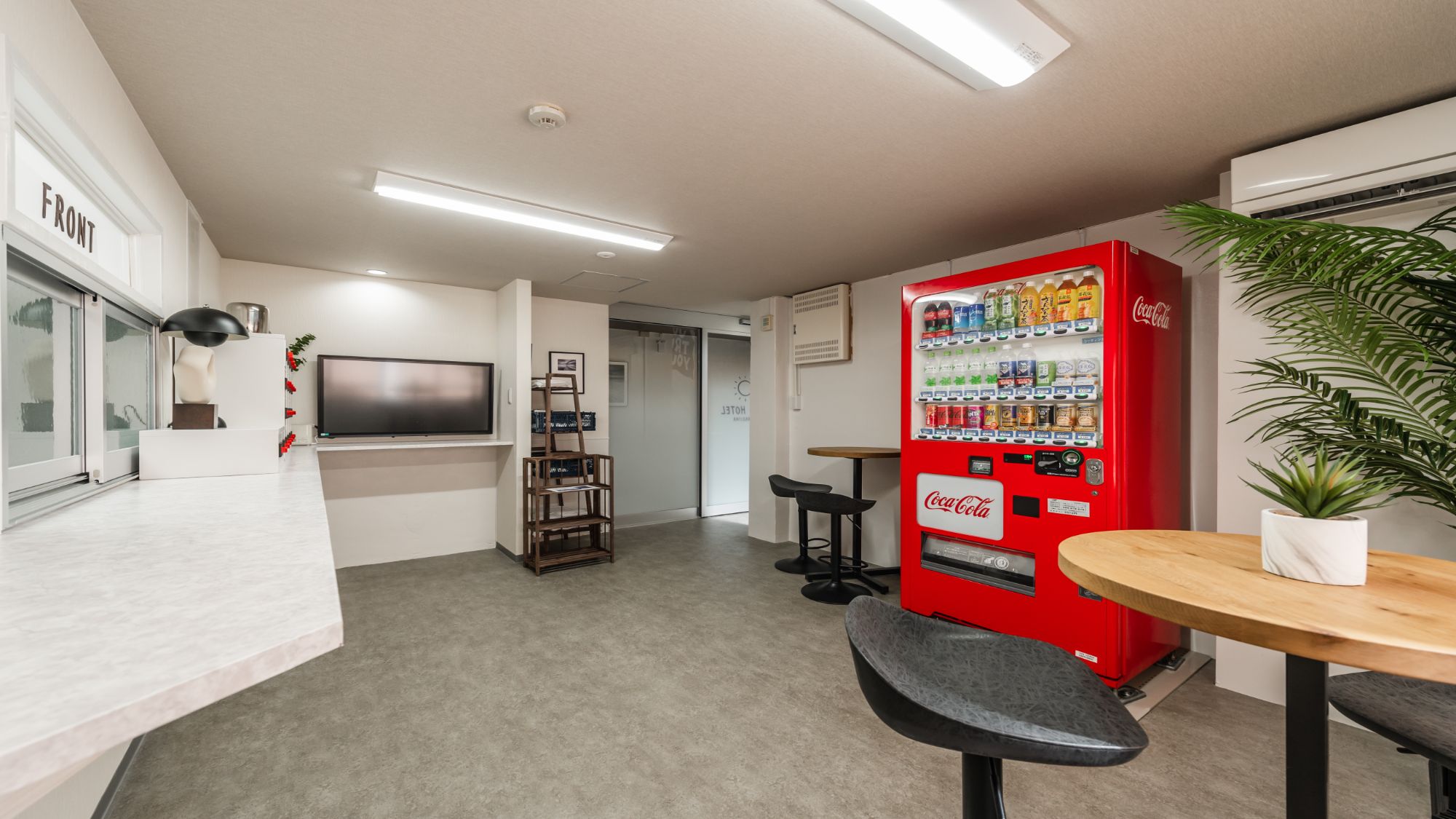 【1階共有スペース】フロント横にはリラックスできるカフェテーブル。