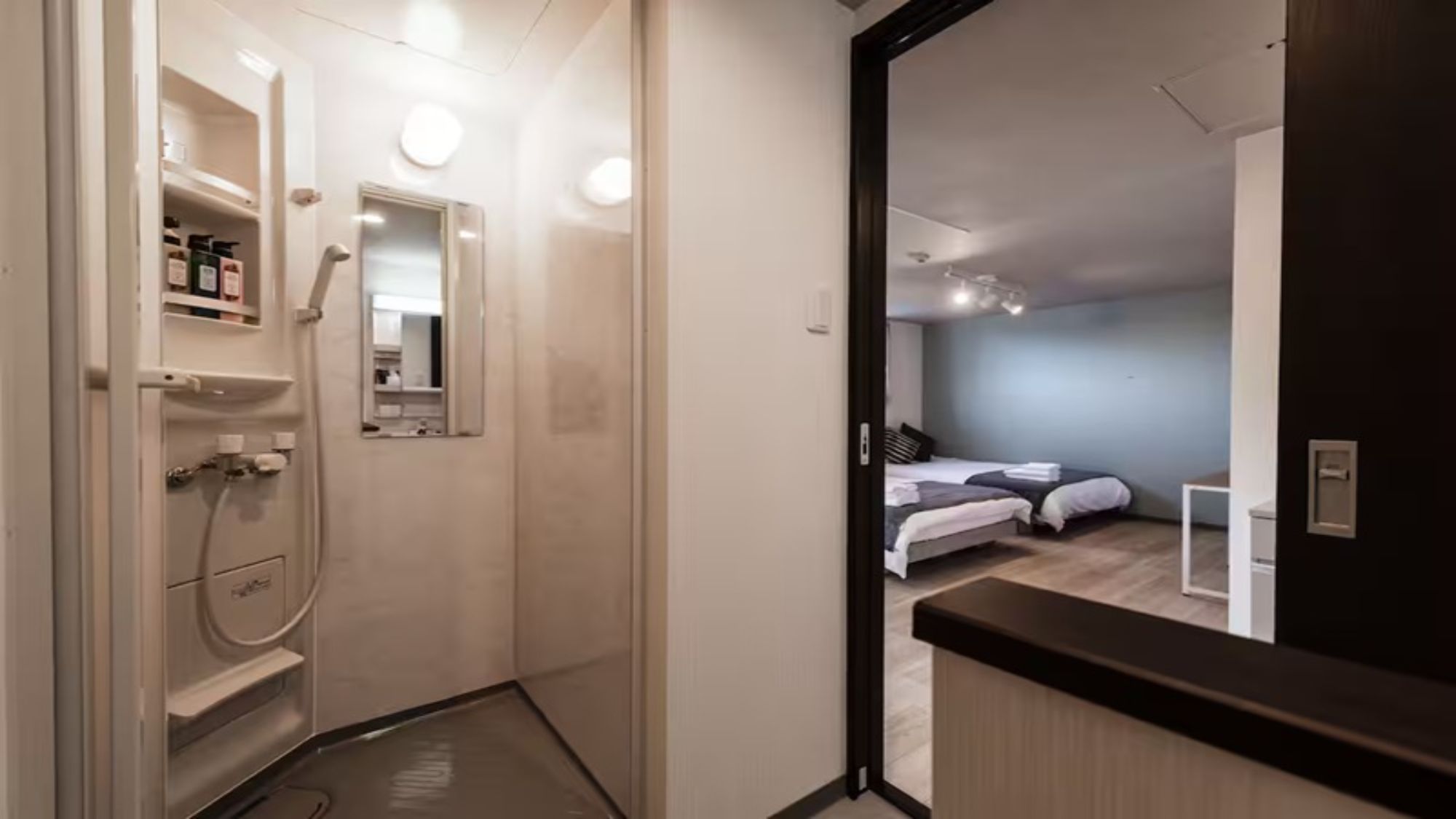 【ツインルーム（キッチン・シャワー・トイレ付）402室】清潔感のある独立シャワールーム。