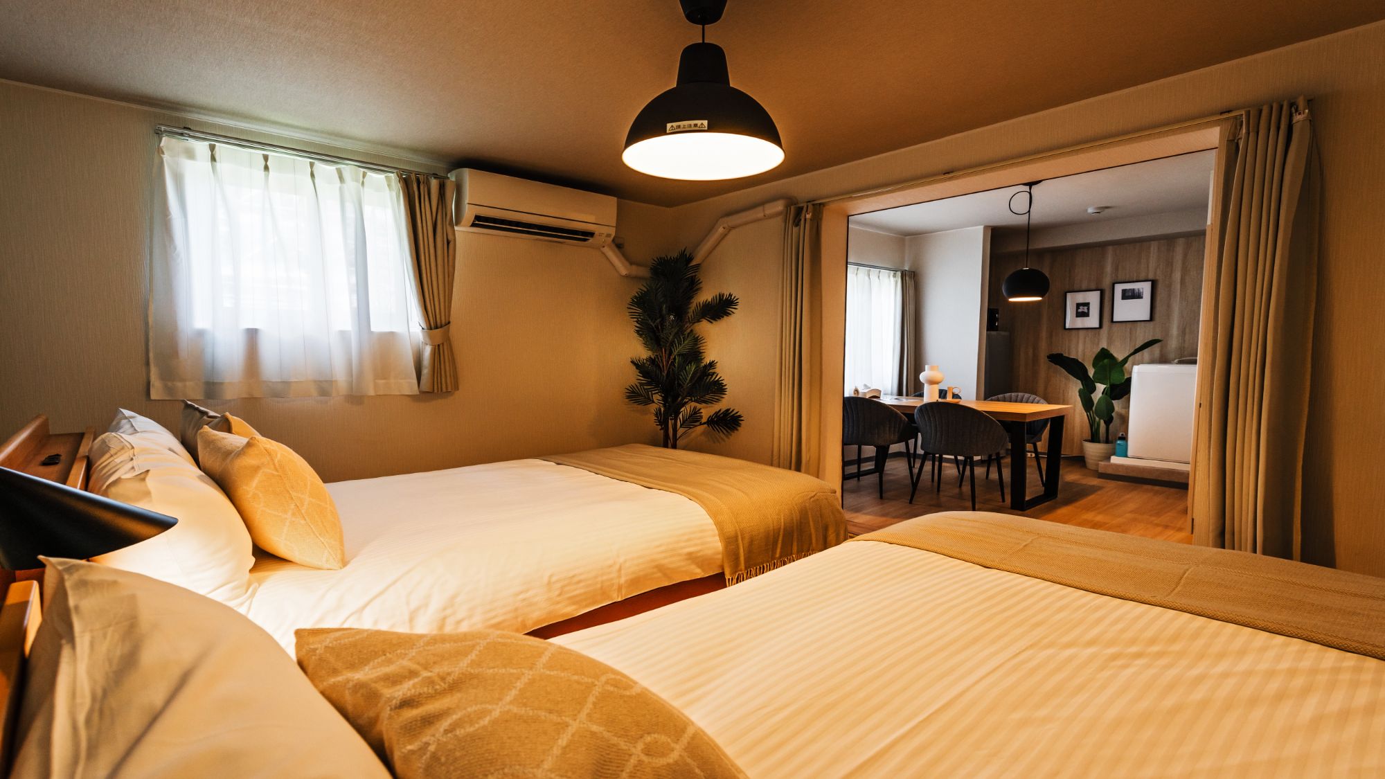 【セミダブルツイン（キッチン・シャワー・トイレ付）207室】奥行きのある空間で、二人でも窮屈感ゼロ。