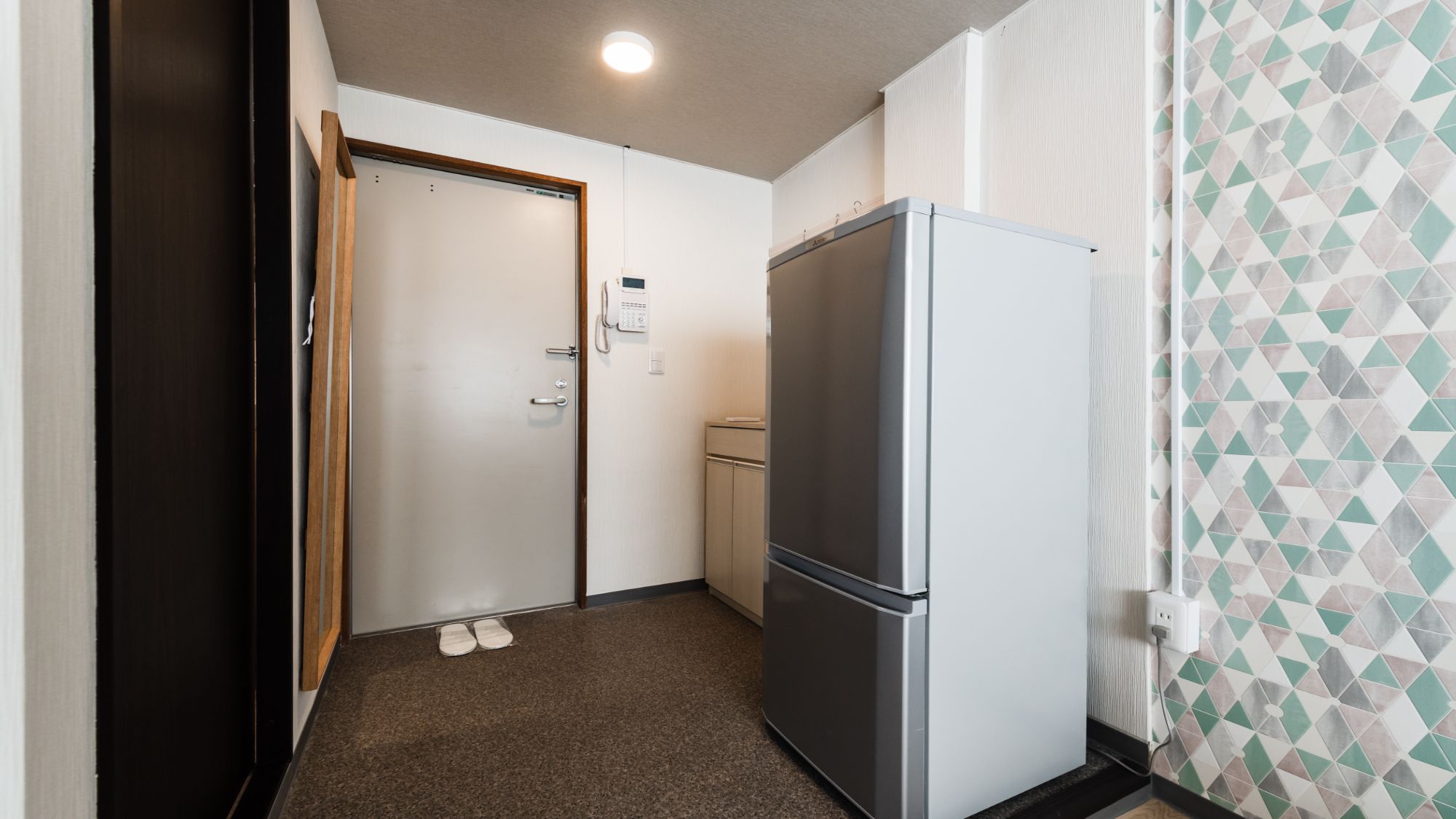 【ツインルーム（キッチン・シャワー・トイレ付）205室】2ドア冷蔵庫完備。玄関エリアもゆったり。