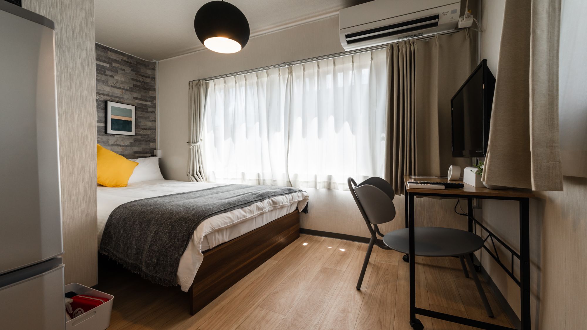 【セミダブルルーム（シャワー・トイレ付） 2－3階】機能性と快適さを兼ね備え、モダンなアートが彩る室