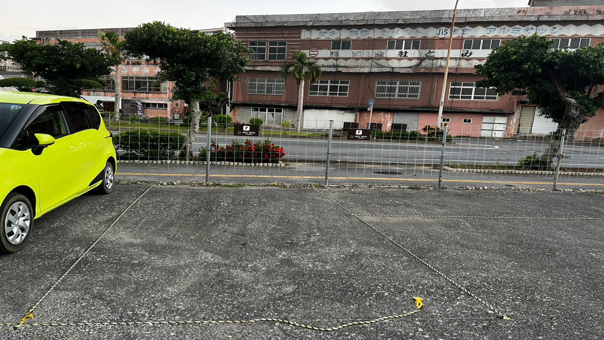 【駐車場】当館から徒歩約3分。ご利用の際は車種とライセンスナンバーを事前にお知らせください。