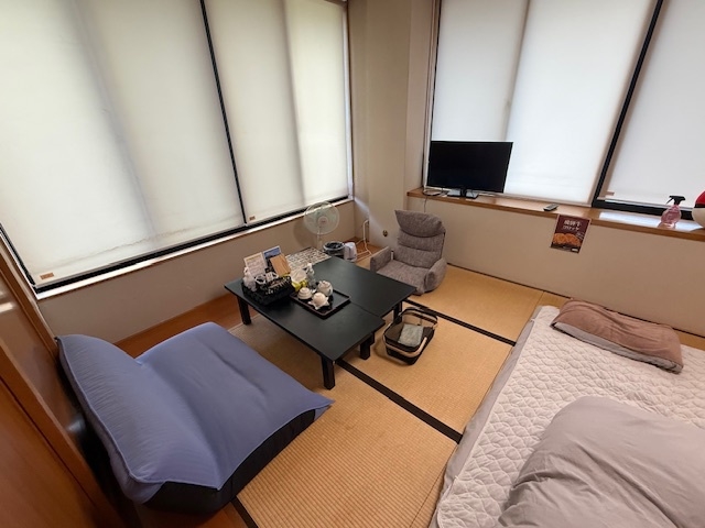 安く宿泊したい方向け！本館休憩室を扉で仕切って寝る部屋　犬も宿泊OKで条件あり　朝夕付き