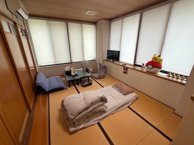 安く宿泊したい方向け！本館休憩室を扉で仕切って寝る部屋　犬も宿泊OKで条件あり　朝夕付き