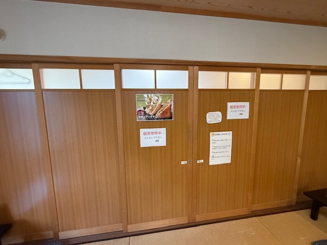 安く宿泊したい方向け！本館休憩室を扉で仕切って寝る部屋　犬も宿泊OKで条件あり　朝夕付き