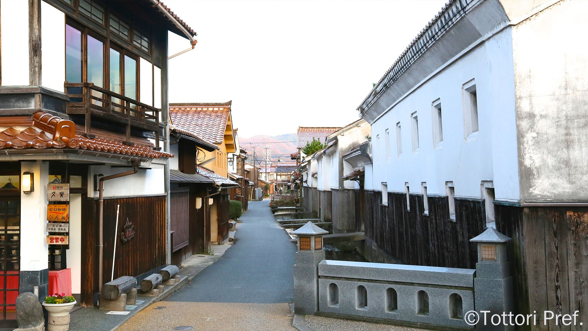 〇倉吉白壁土蔵群　＜当館より車で約12分＞