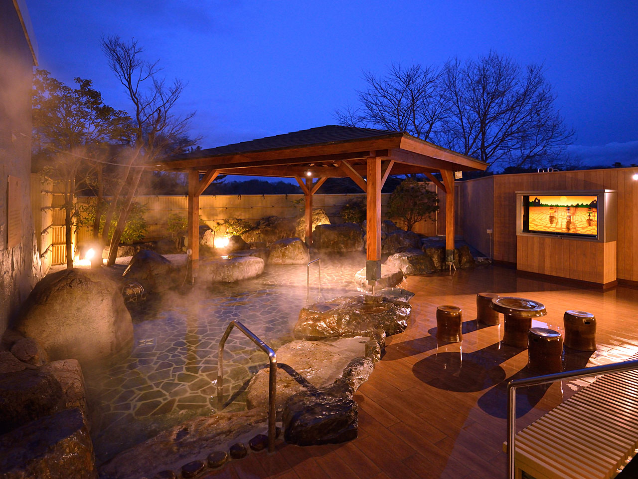 男性露天風呂 夜
