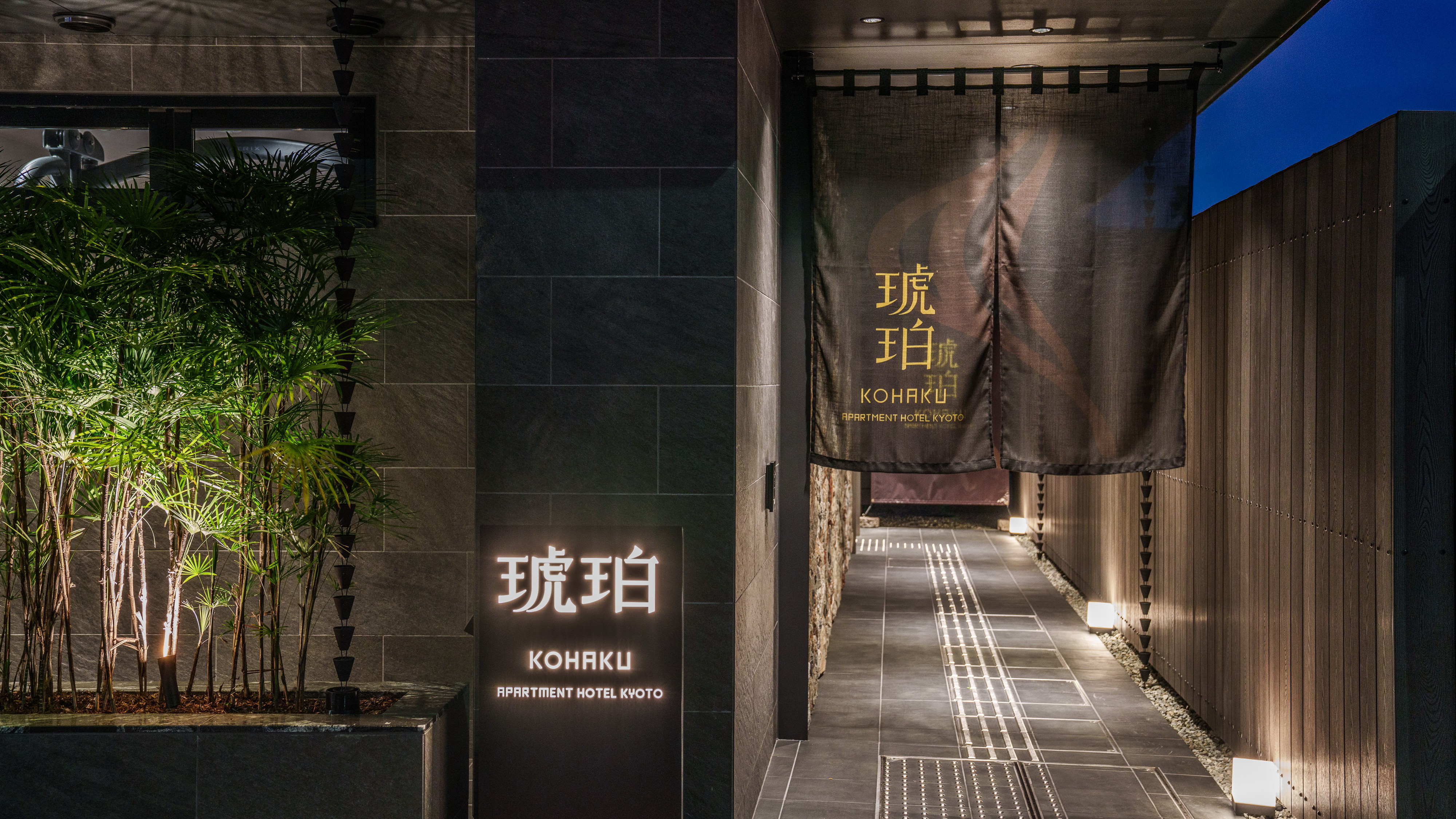 エントランス（夜）