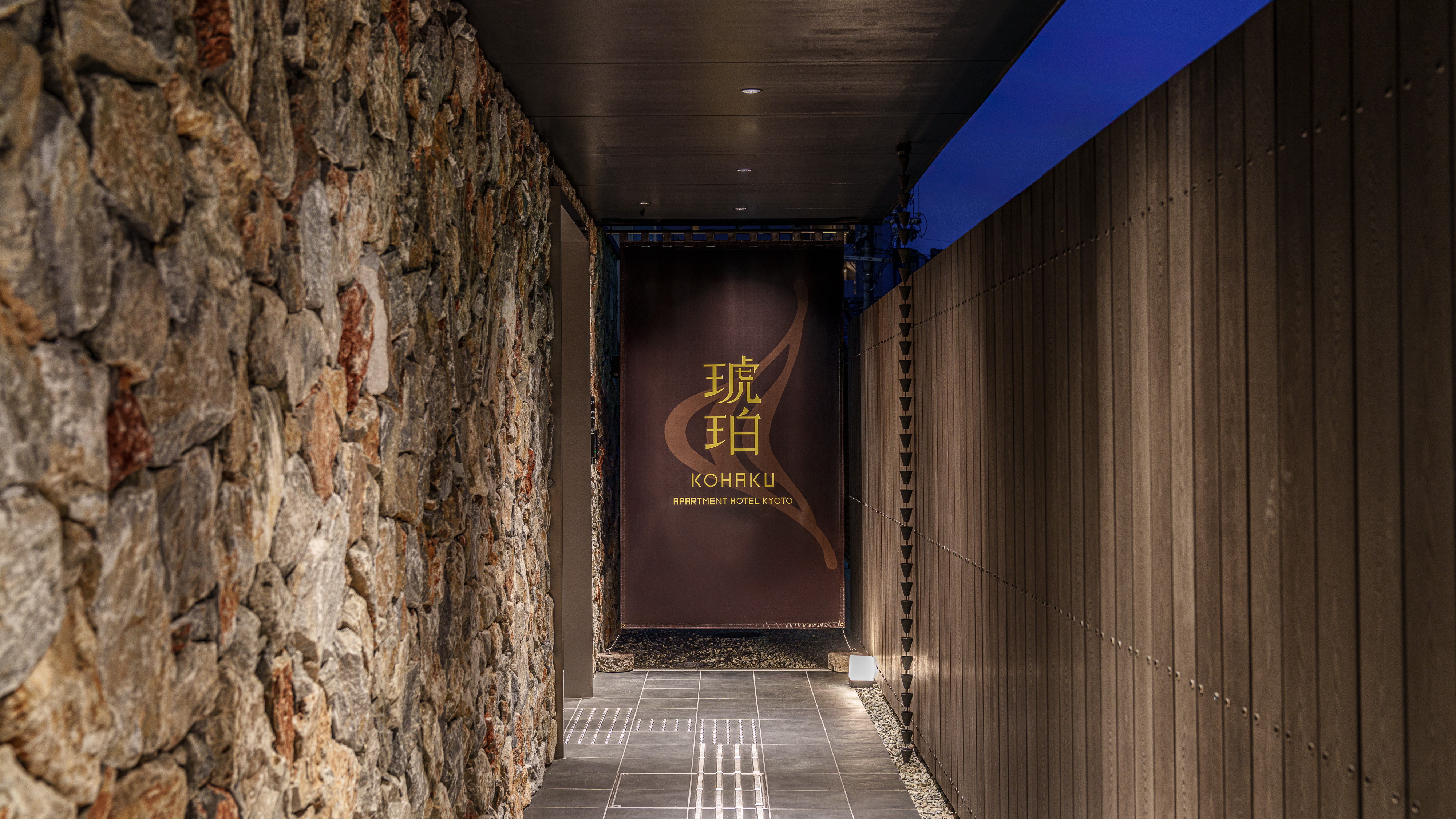 エントランス（夜）