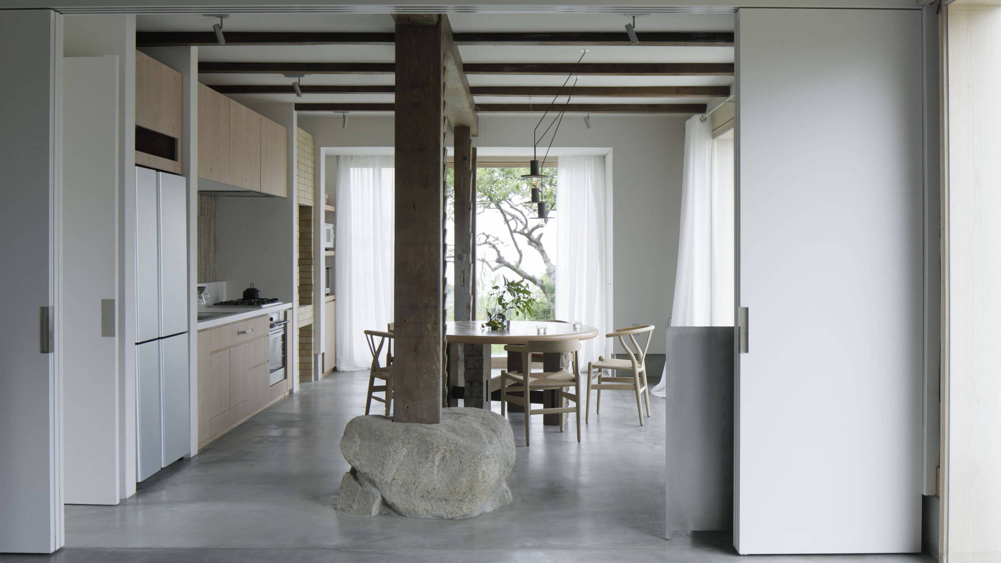 KURA：薪窯付きのダイニングキッチン