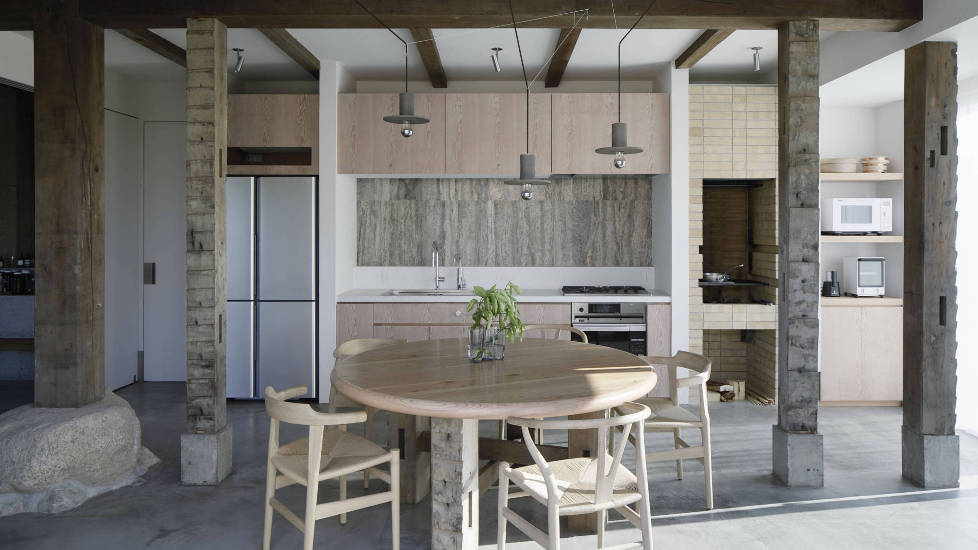 KURA：薪窯付きのダイニングキッチン