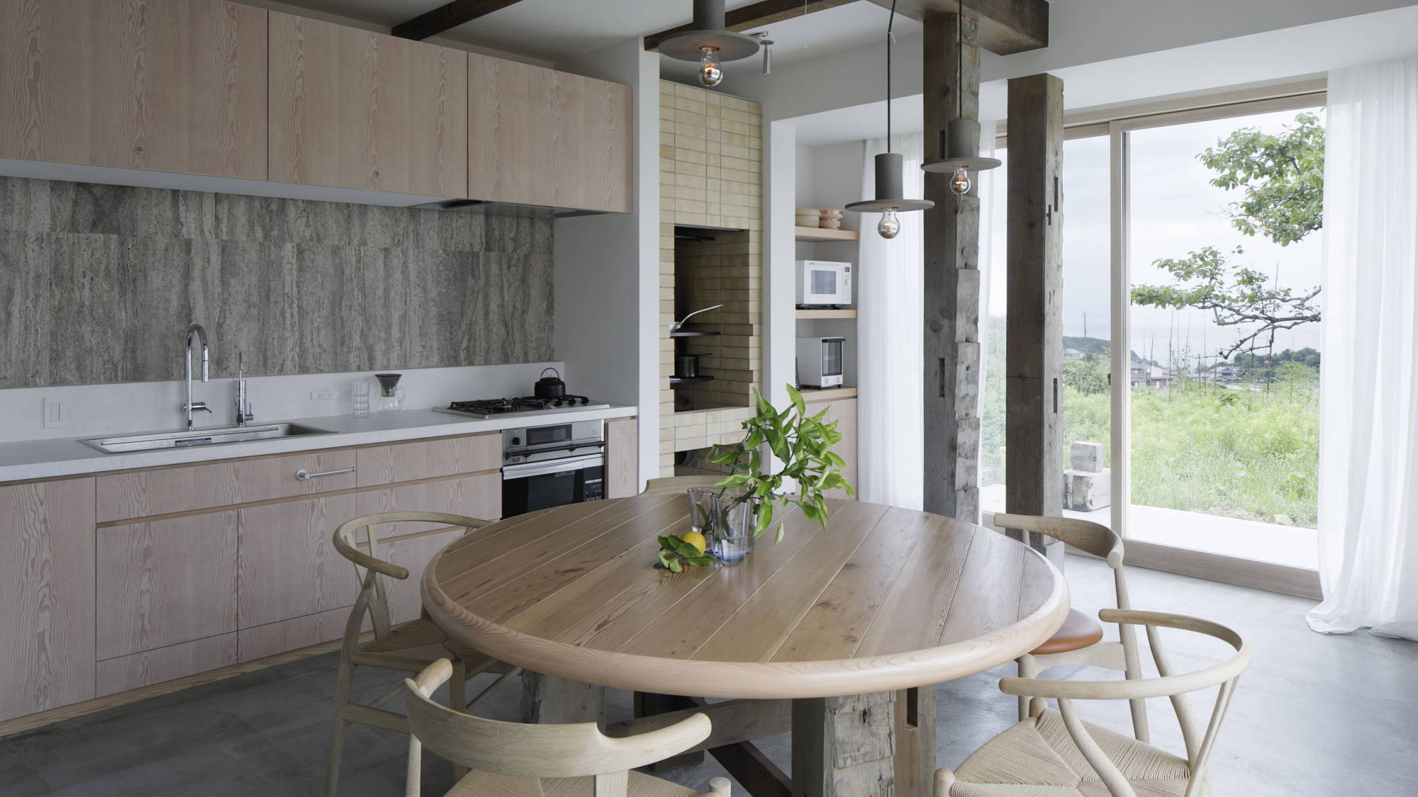 KURA：薪窯付きのダイニングキッチン