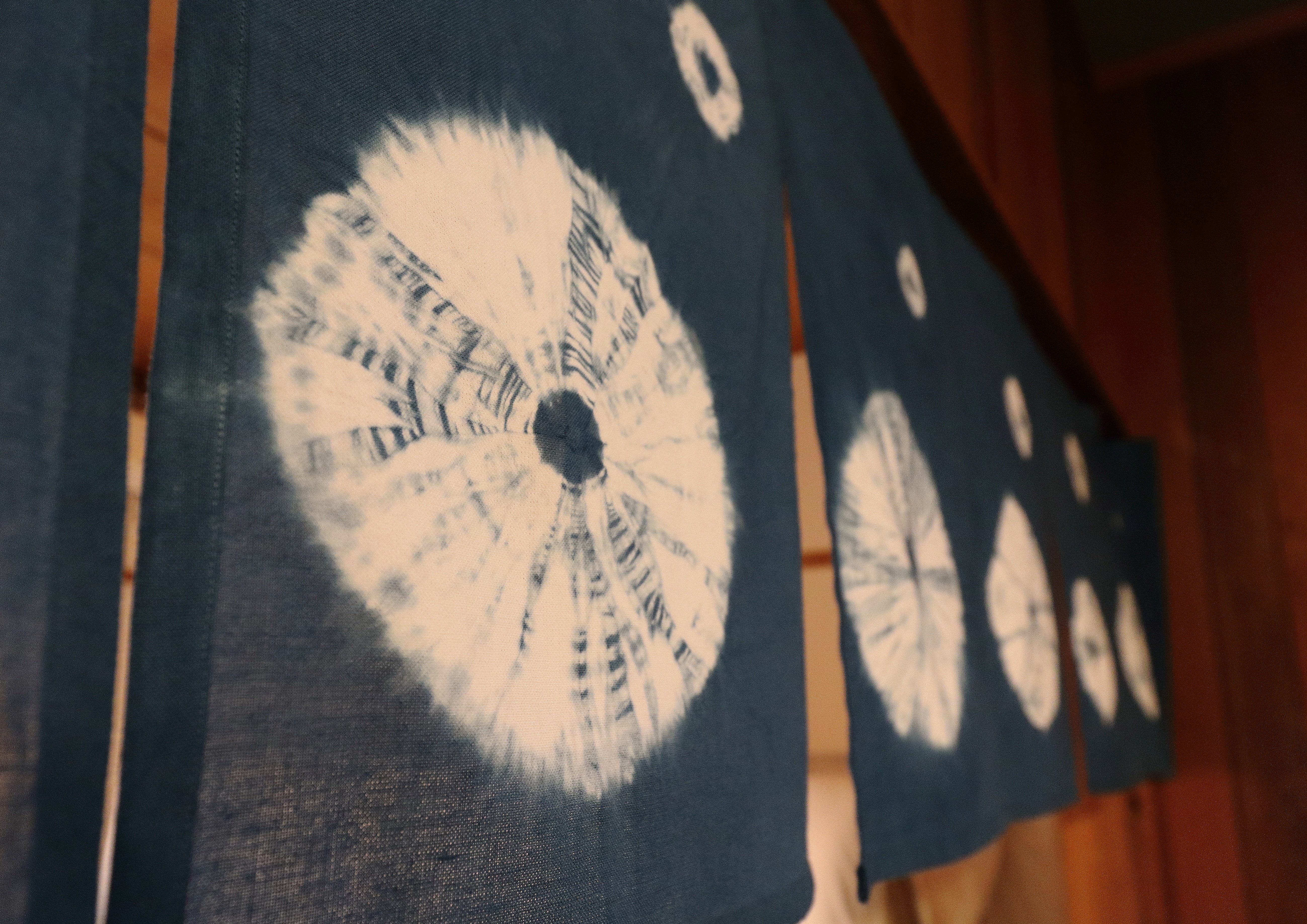 麻績村の伝統工芸「草木染め」を用いて作られたのれん