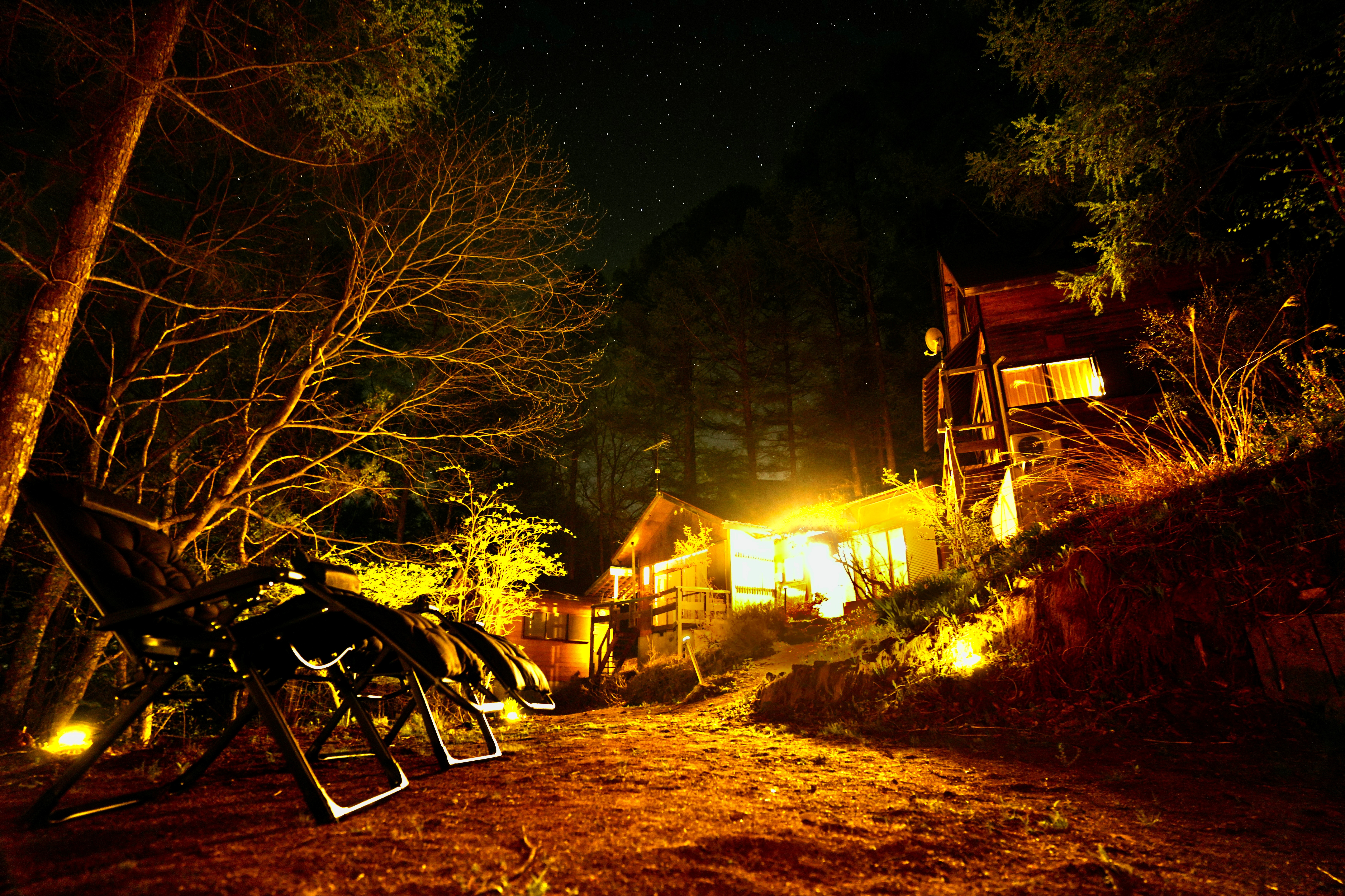 光量を絞っておりますが、真っ暗な屋外から見ると建物内は灯りが漏れ出るほど明るいです。