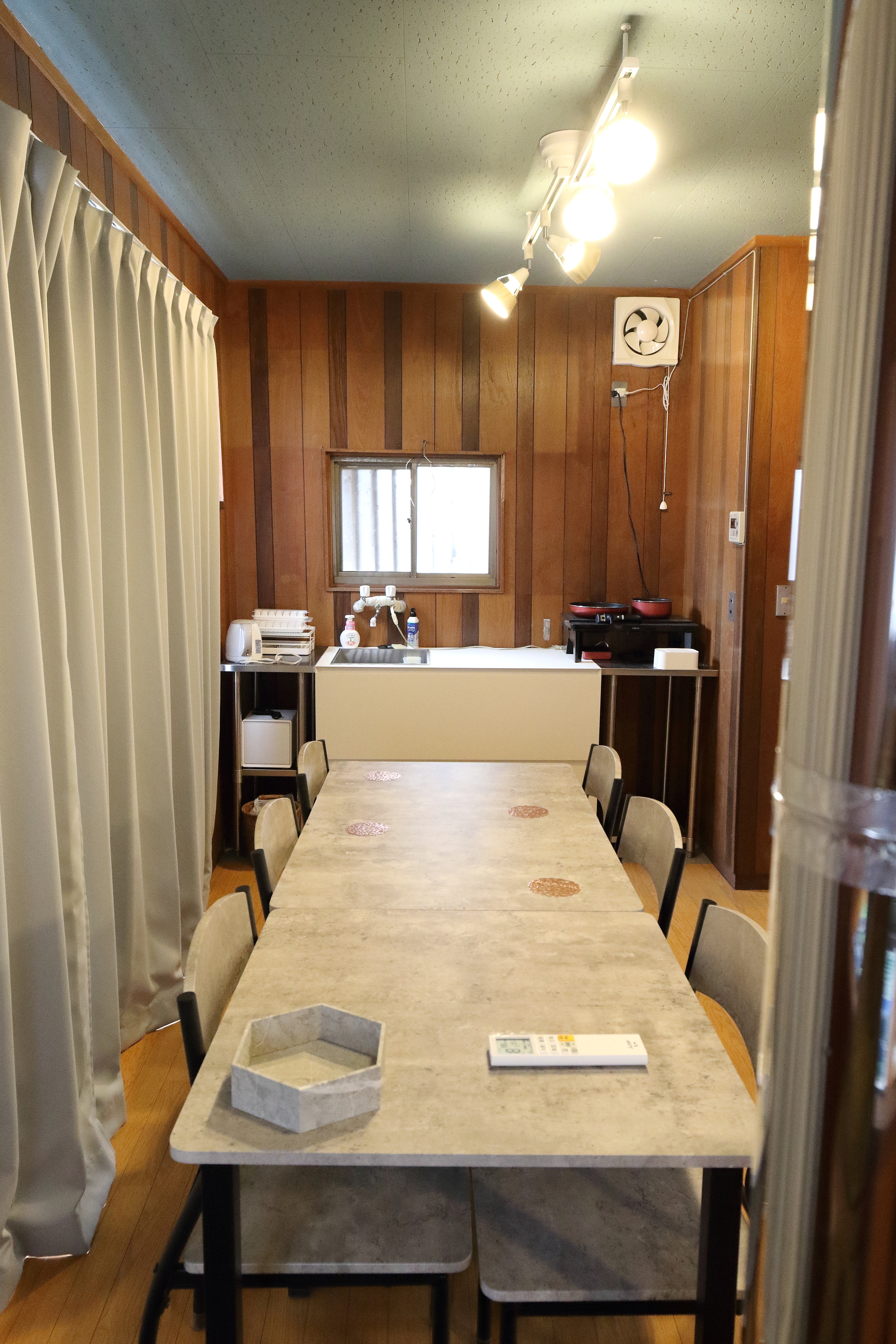 最大６人で使用できるダイニングテーブルと各種カトラリーも取り揃えております。 食材などはお持ち込みいただき、自分たちで調理・食事を楽しむこともまた当施設への宿泊の醍醐味としています。 ※ベビーチェアアリ