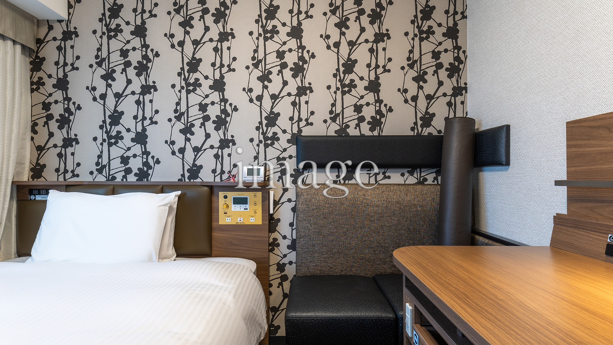 コージールーム（広さ11㎡／ベッド幅140㎝）／ソファを設置し、ゆっくりとおくつろぎいただけるお部屋