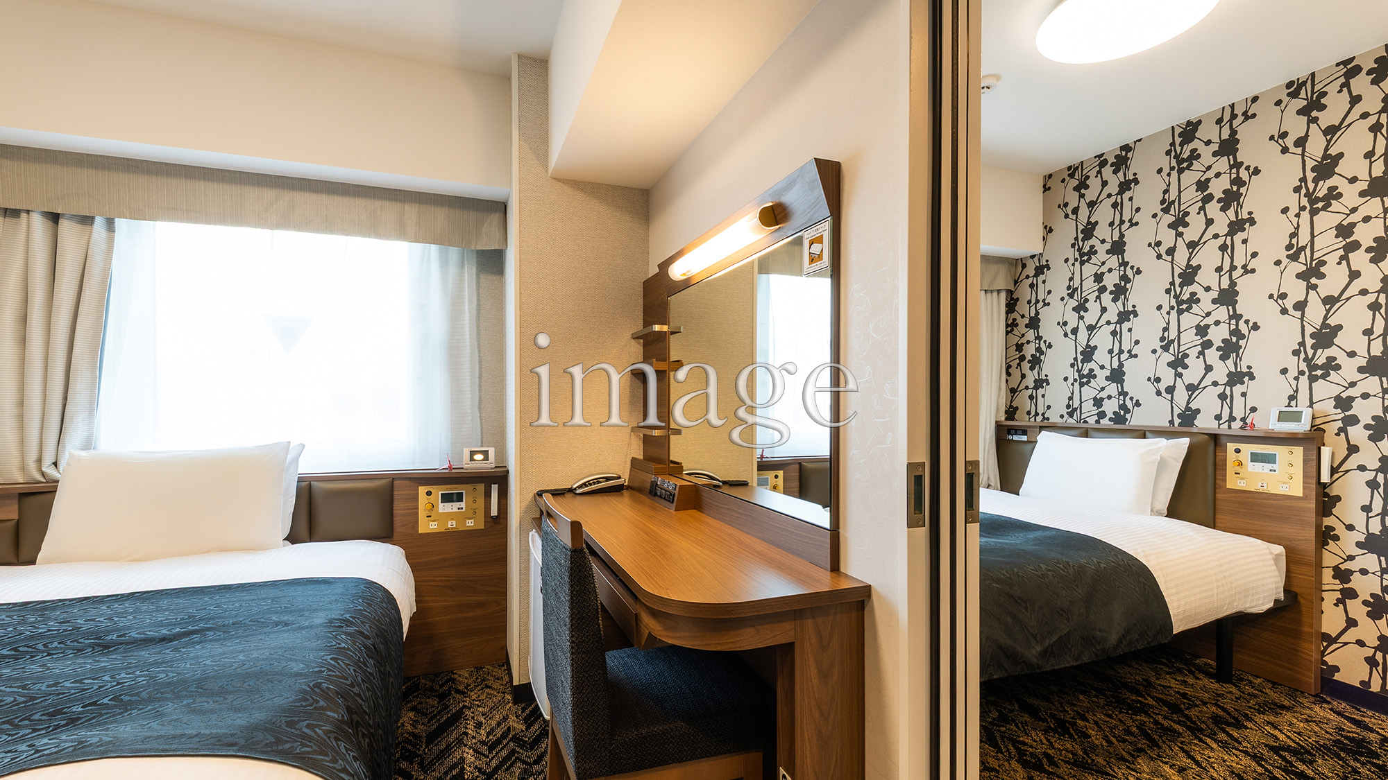 コネクトルーム（広さ11㎡／ベッド幅140㎝&times;2室／ベッド下収納あり／2室を内扉で繋ぐ客室