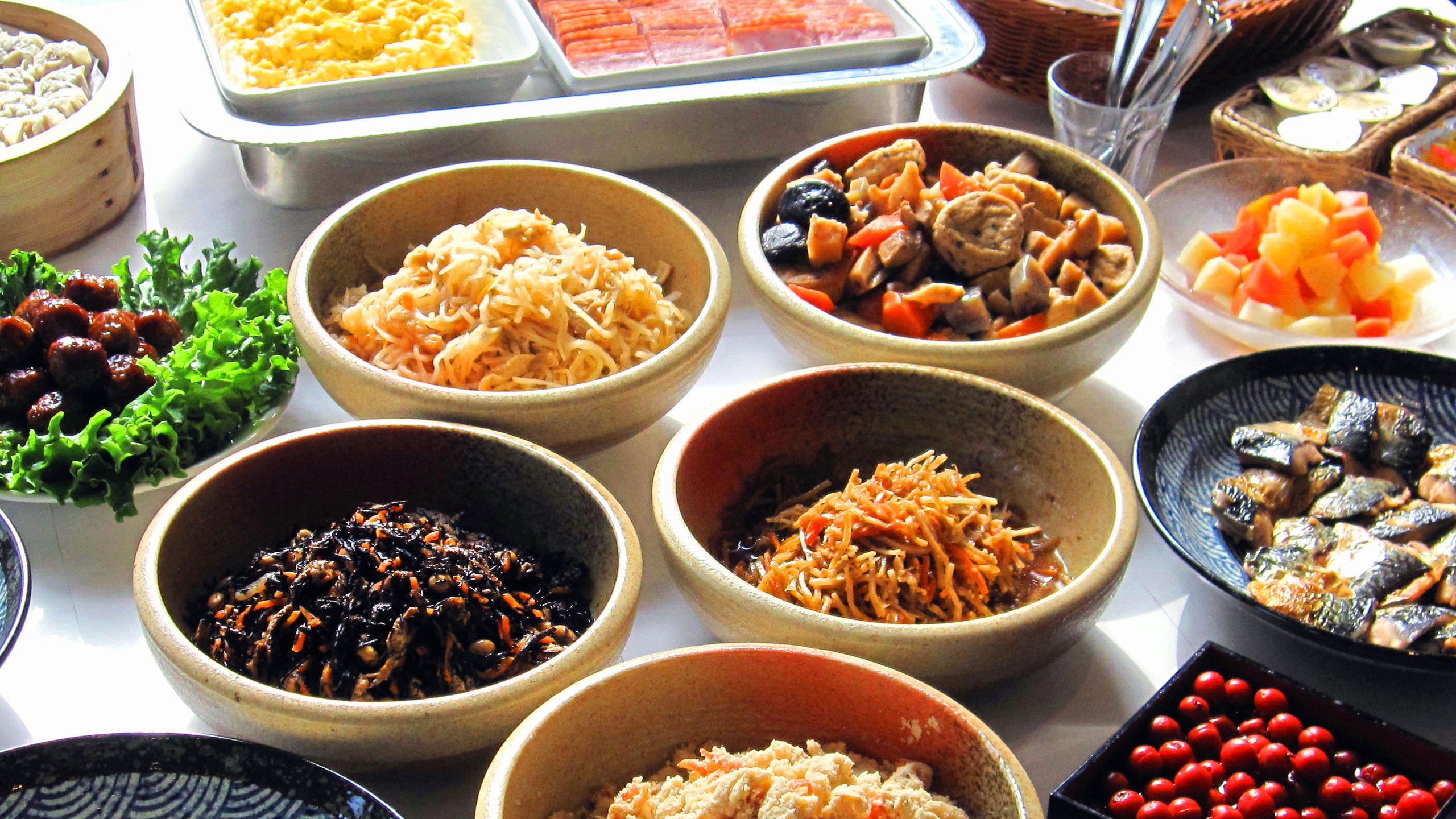 朝から元気になれる、こだわりのおかずが勢ぞろい。