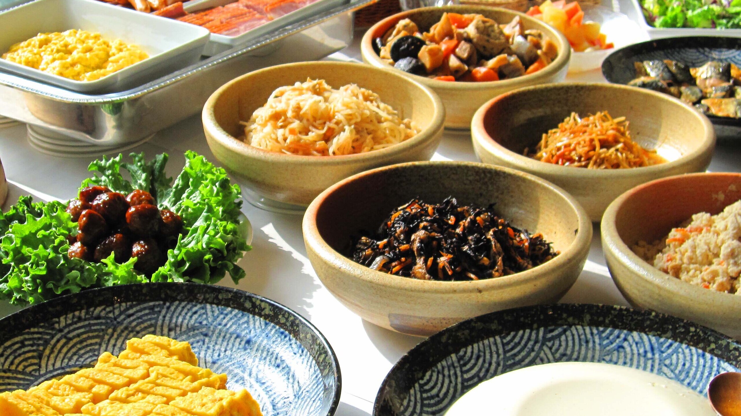 美味しいご飯のお供に日替わりのおばんざいや焼き魚をご用意。