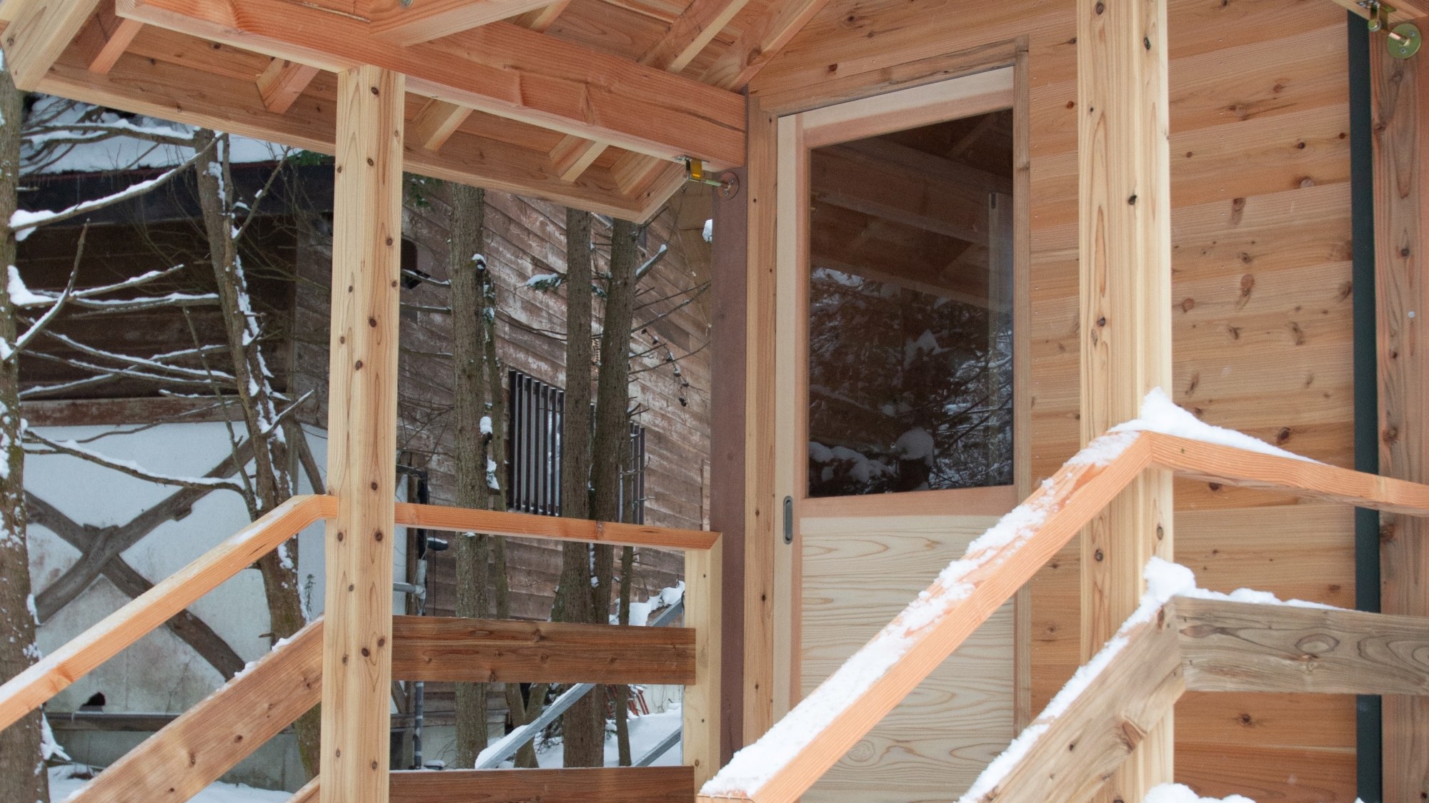 *【玄関】木の香りを感じる風除室でまずはチェックインから