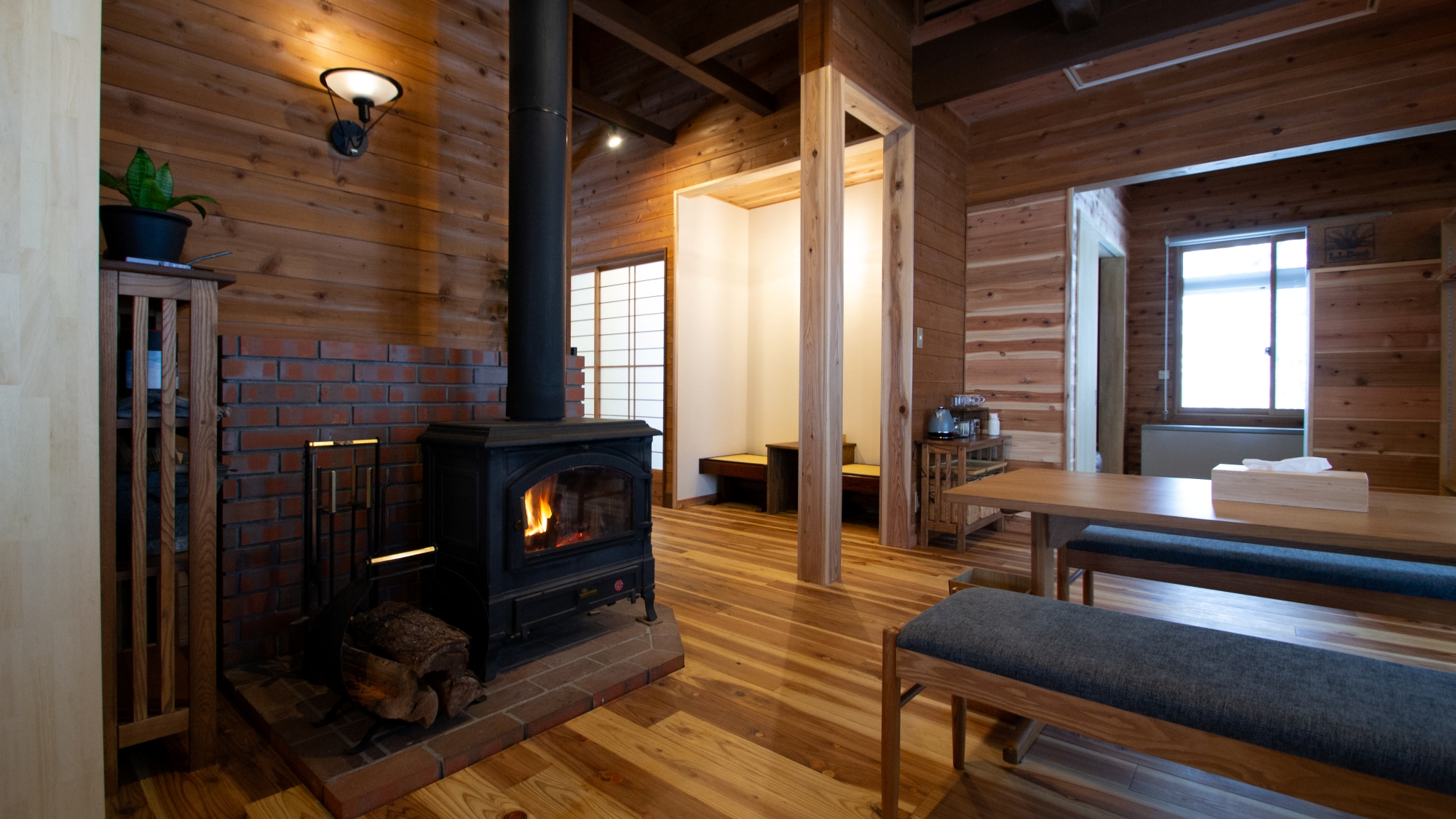 *【リビング】薪ストーブを中心にリビングやダイニングを配置