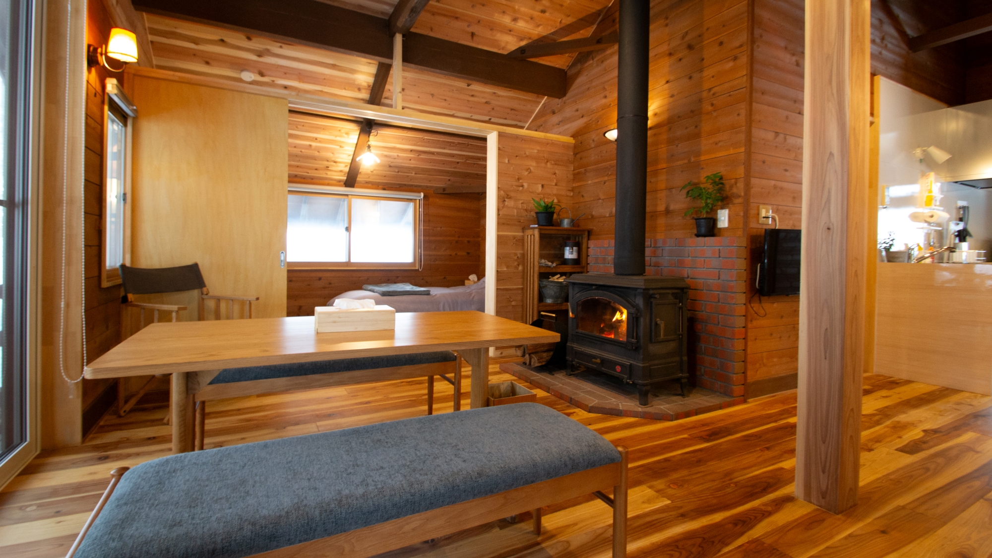 *【リビング】木の温もりと薪ストーブの炎が心地よいリビング空間です。