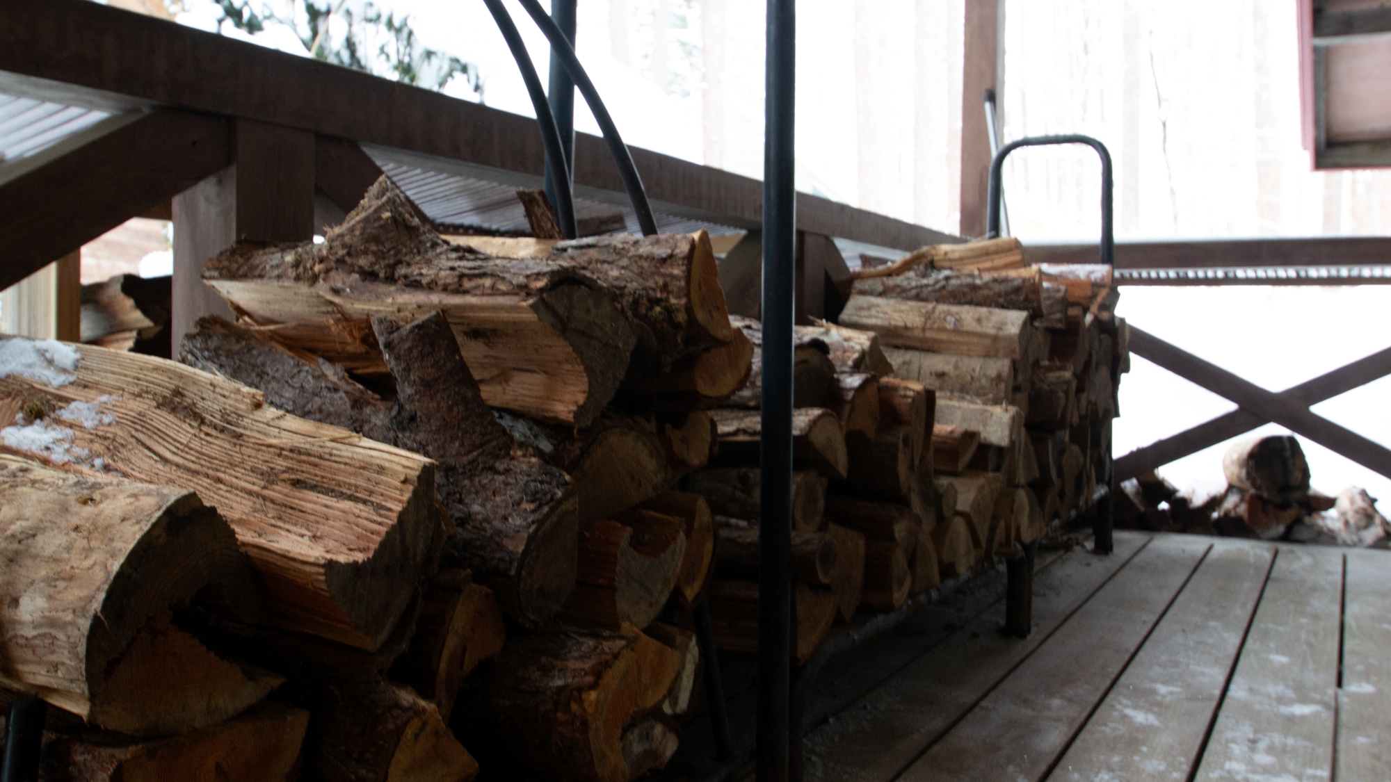 *【ウッドデッキ】薪ストーブ用の薪がたくさんストックされています。