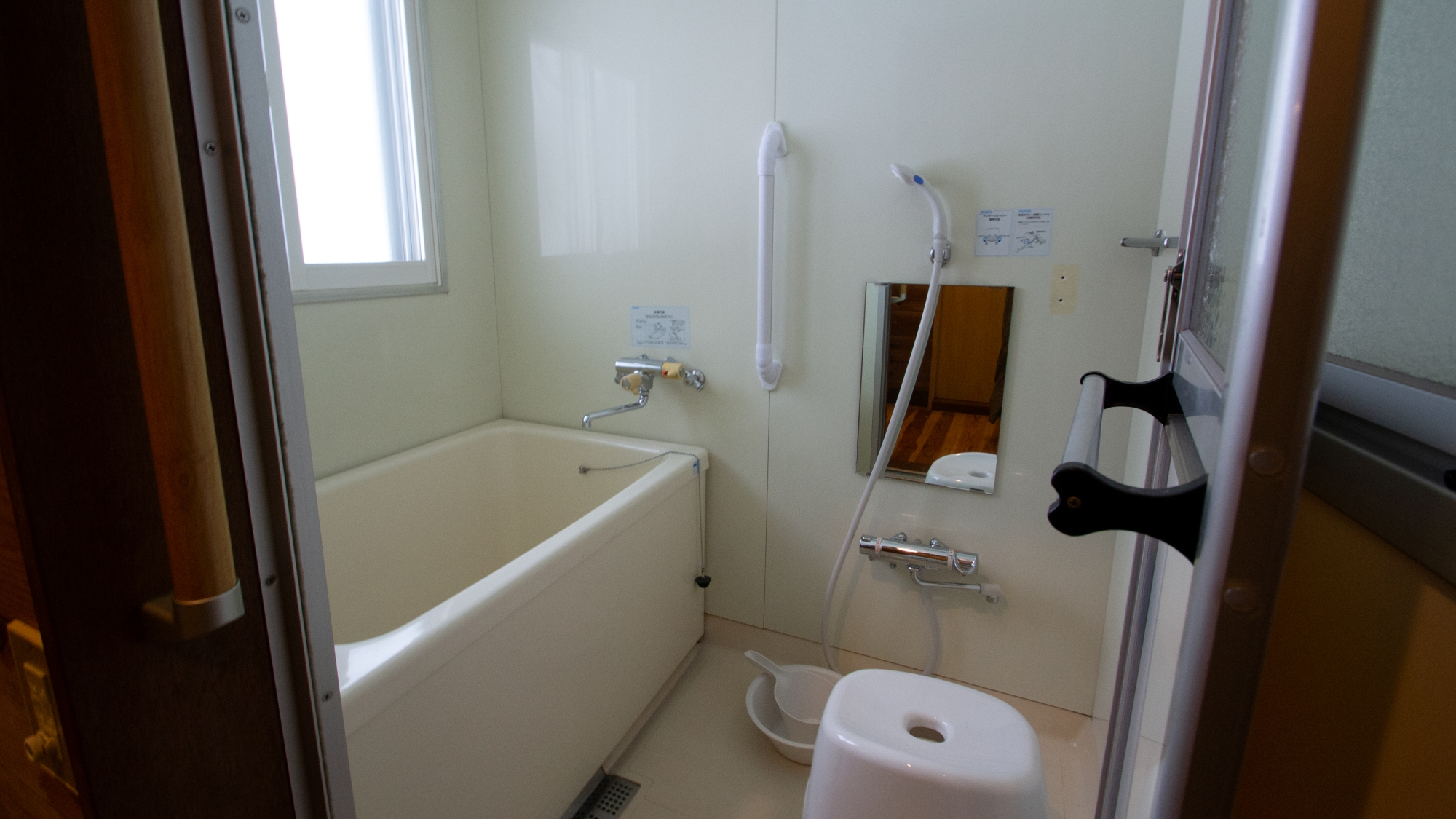 *【バスルーム】ゆったりと湯船に浸かり、一日の疲れをほぐしてください。