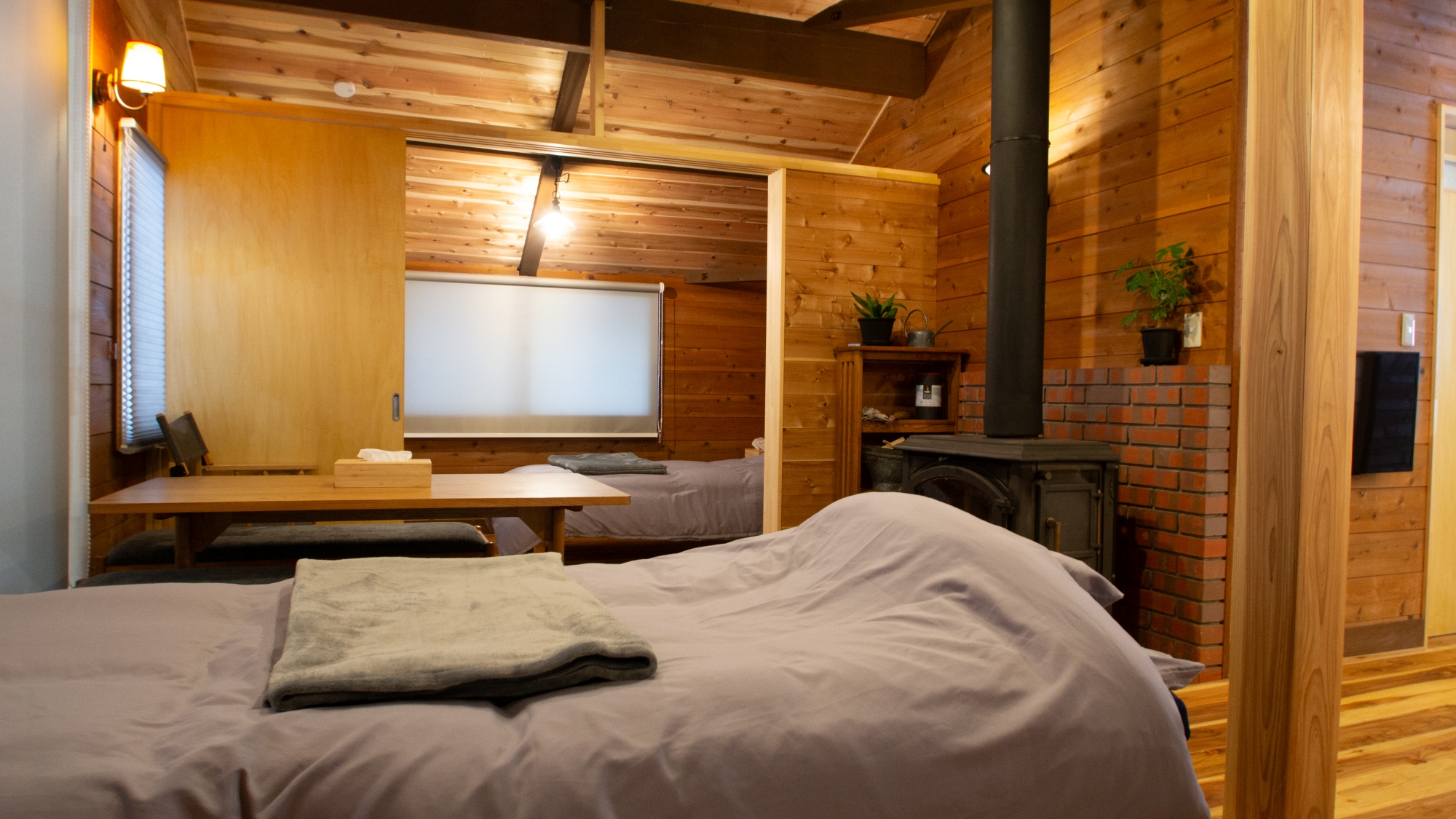 *【リビング】就寝時には寝具を置いて、ベッドルームに早変わり。