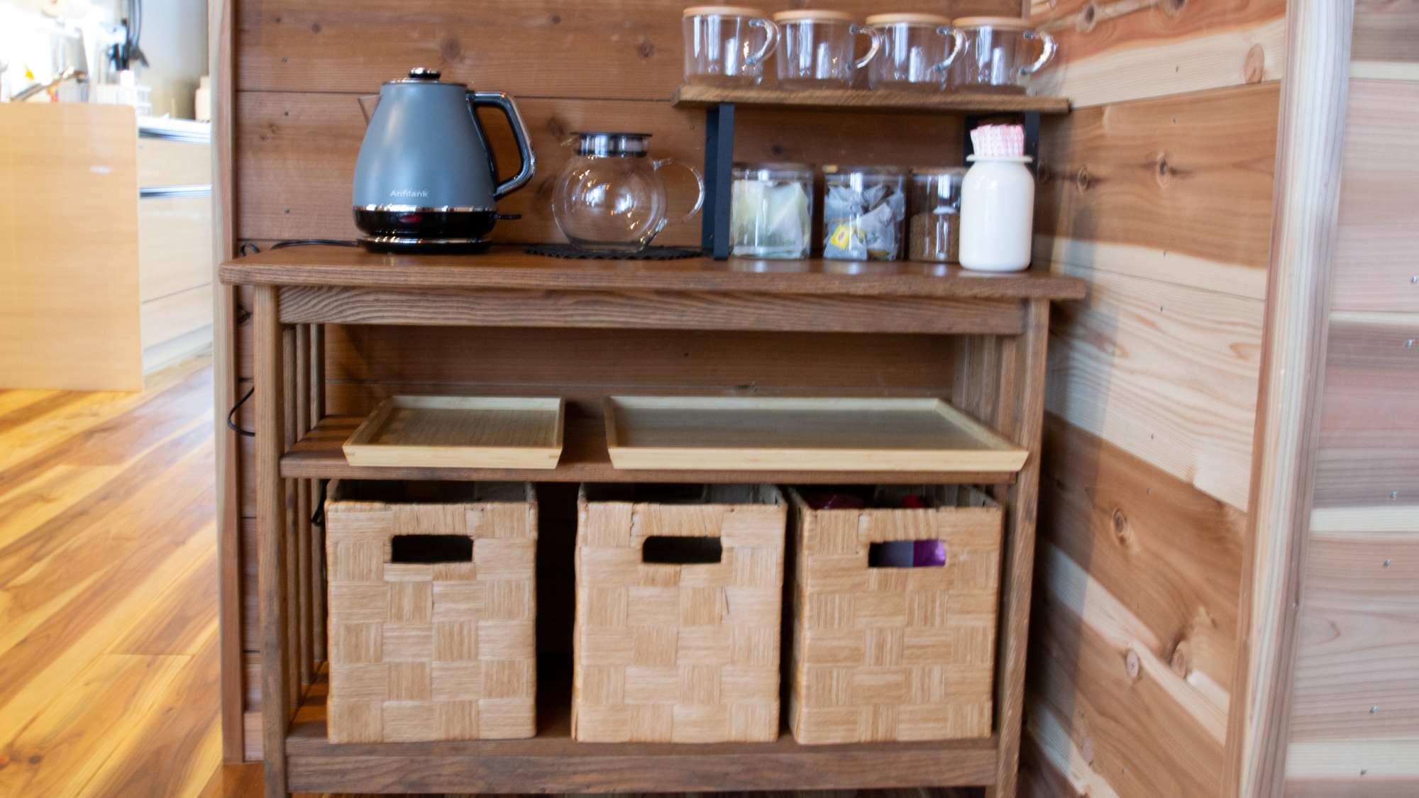 *【リビング】お茶コーナーには、ティーバッグやコーヒーをご用意。