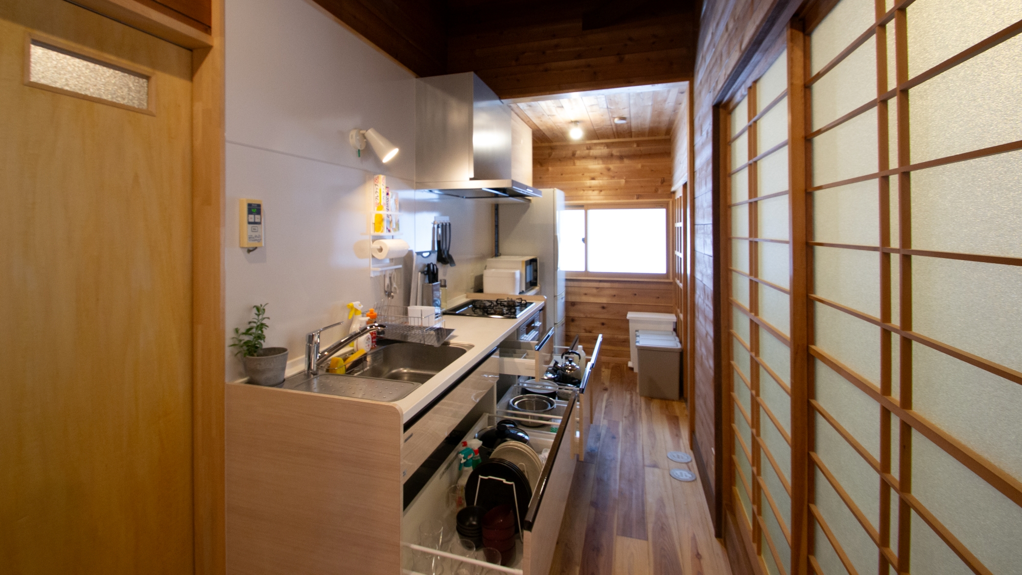 *【キッチン】調理器具も充実、長期滞在にも嬉しい便利なキッチン空間です。