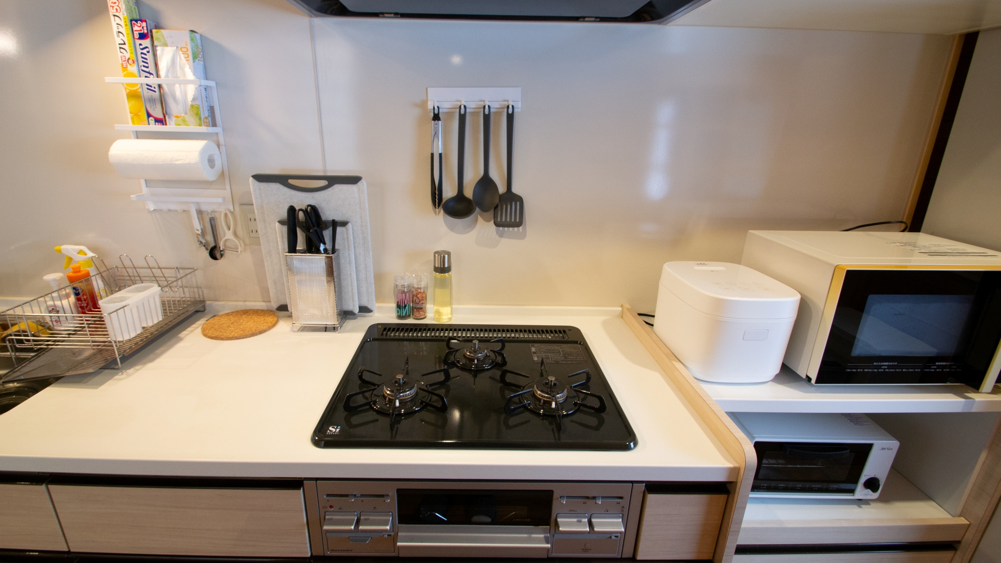 *【キッチン】使いやすい設備が整ったキッチンで快適な滞在を実現します。