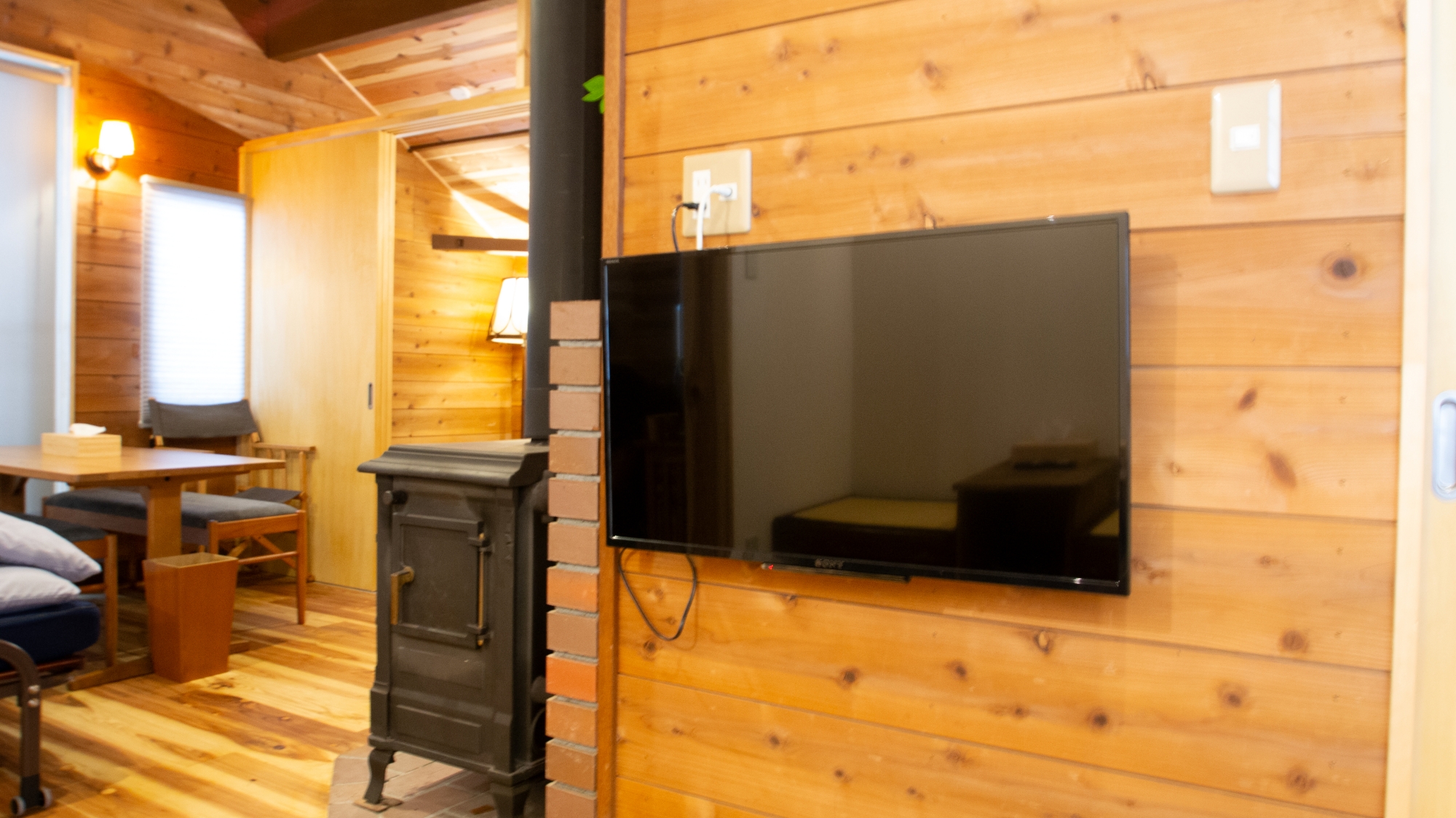 *【リビング】壁掛けの大きなテレビはキッチンからも眺められる位置に設置。