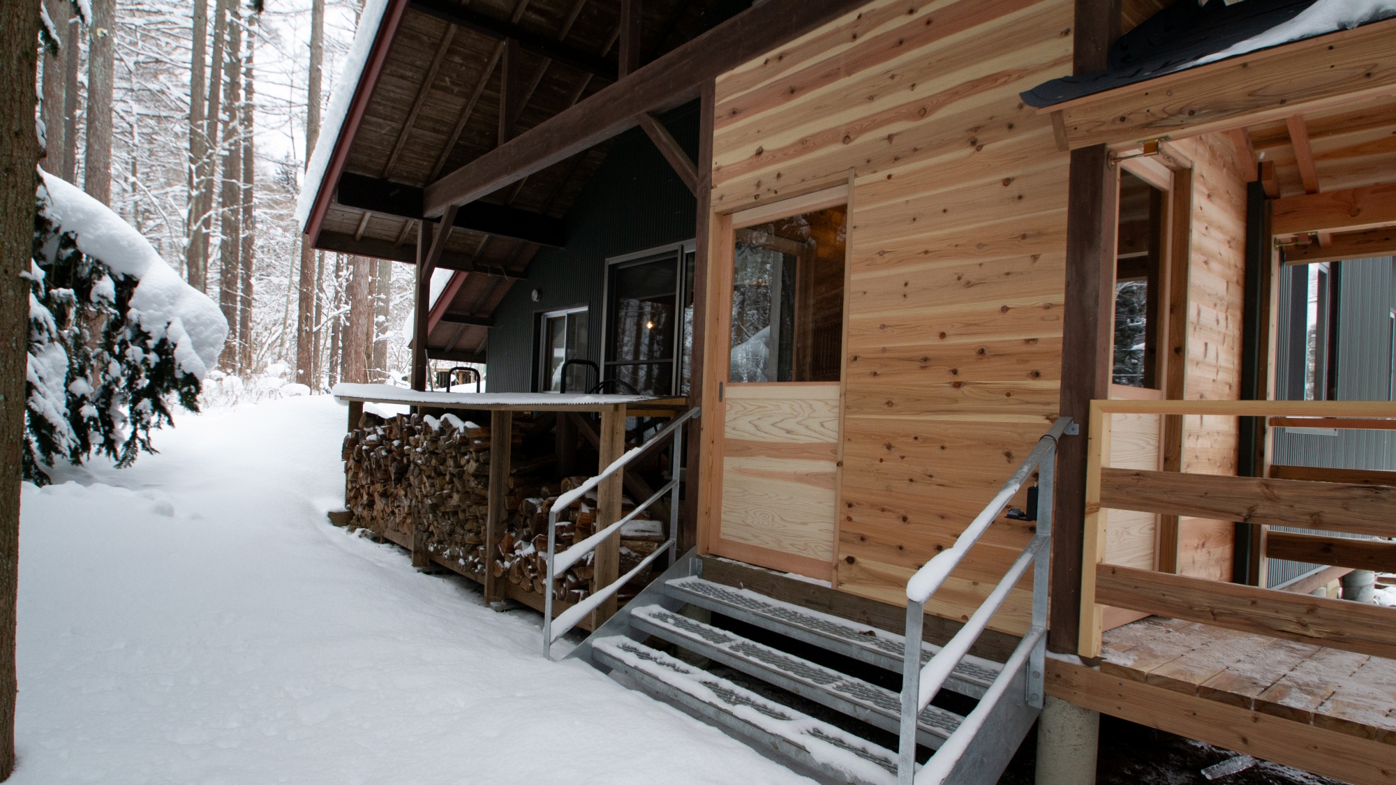 *【玄関】風除室のある二重構造で冷気の吹込みを防ぎます。