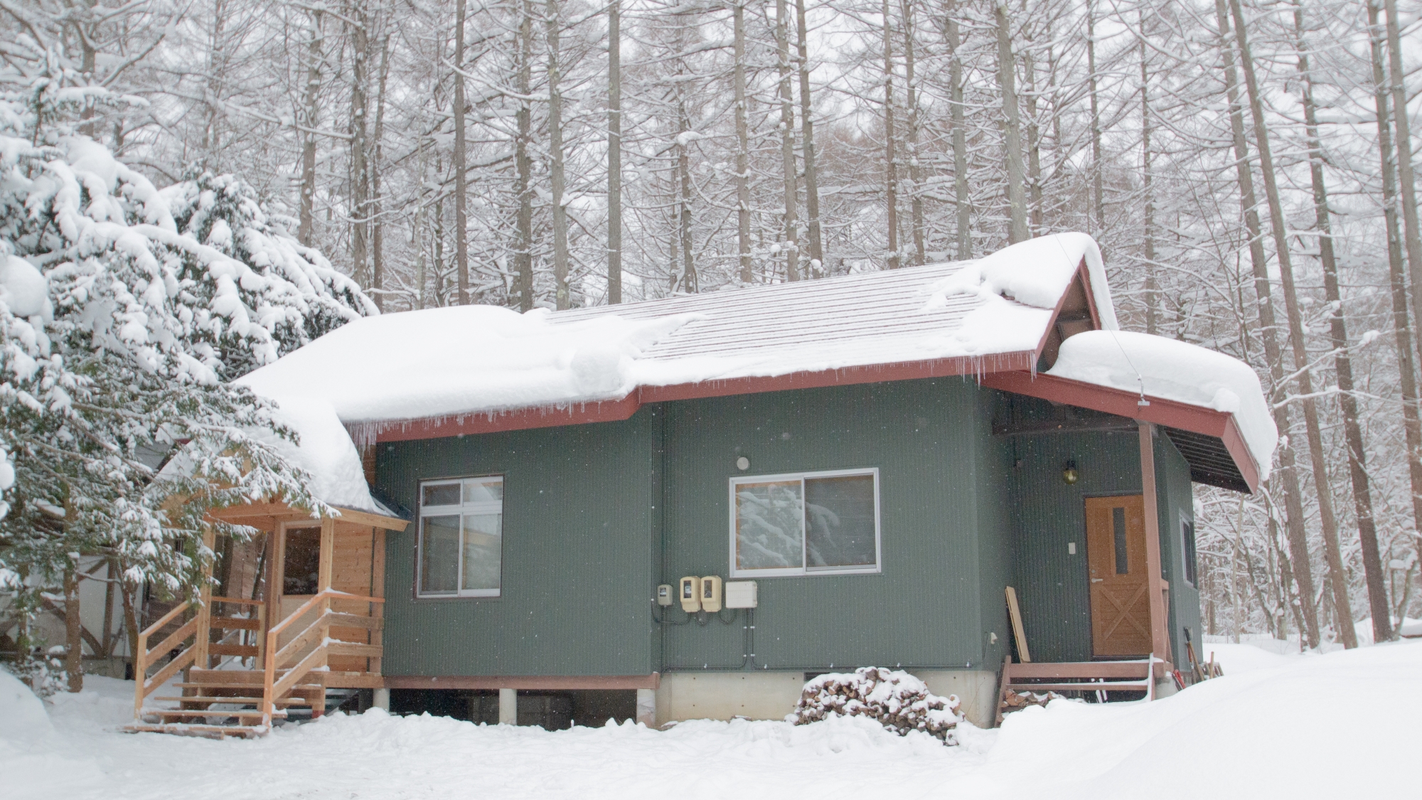 *【外観】落ち着いた緑の壁と赤い屋根のかわいらしい外観。