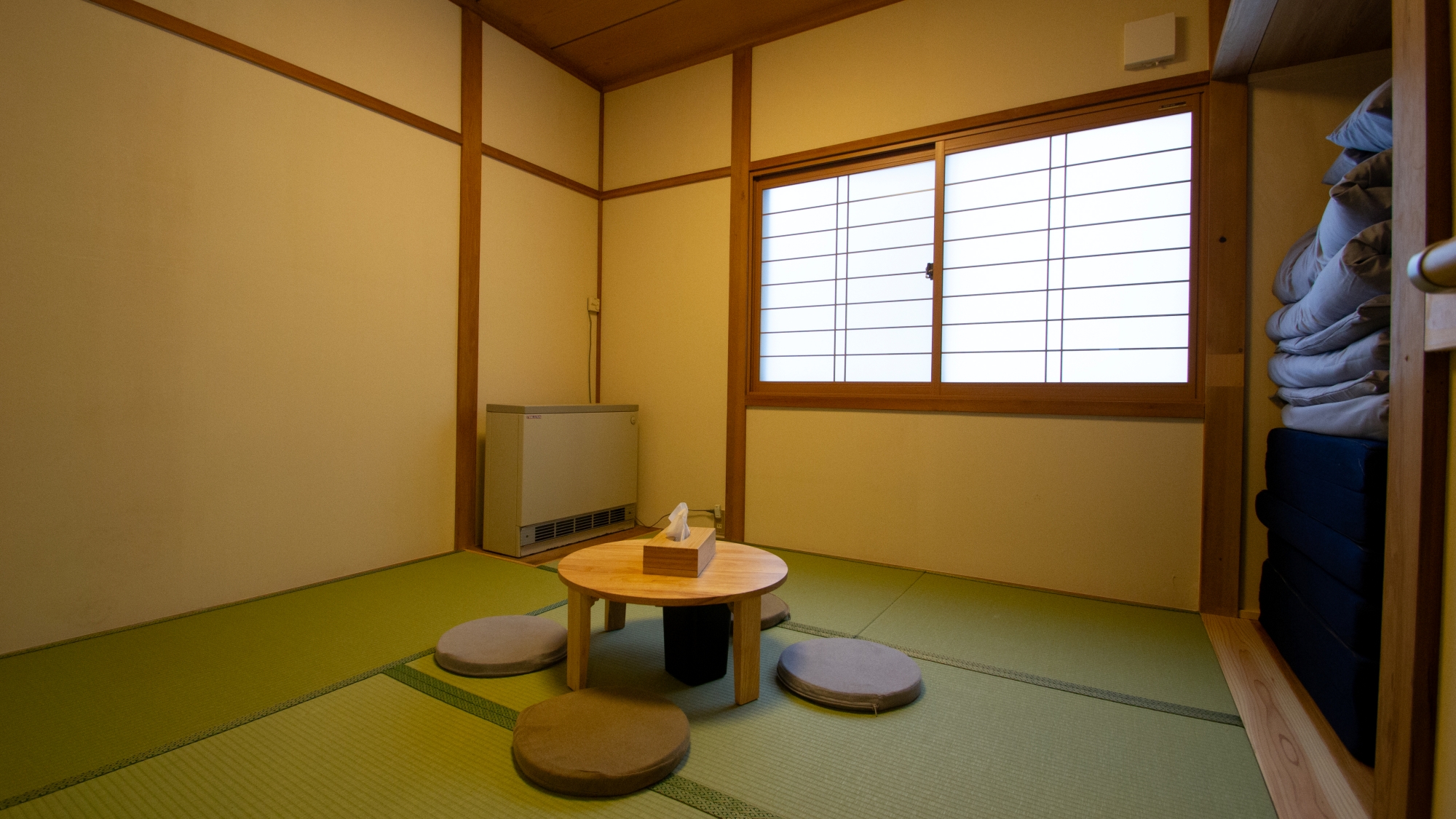 *【和室】ちゃぶ台と座布団で足を延ばしてリラックスできます。