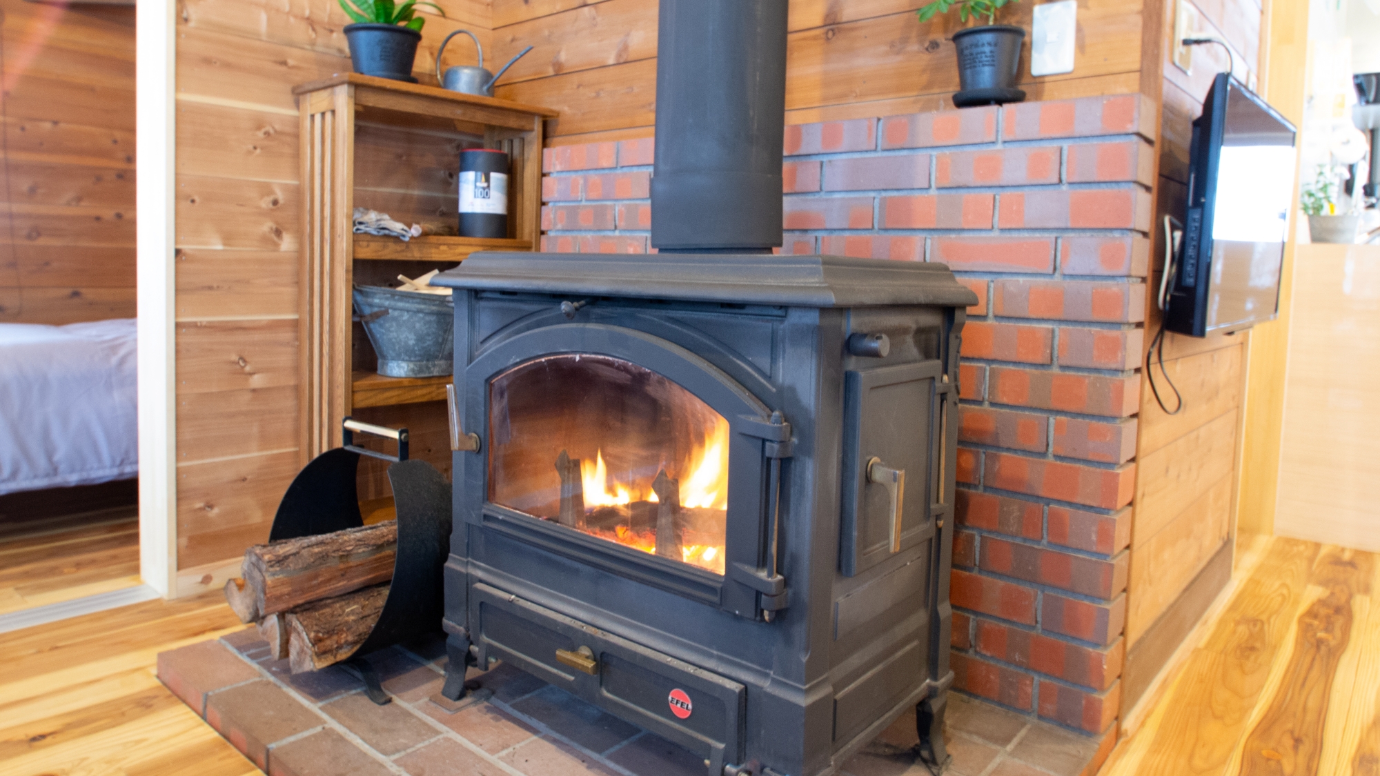 *【リビング】薪ストーブに火を入れて、炎の揺らぎに癒されます。