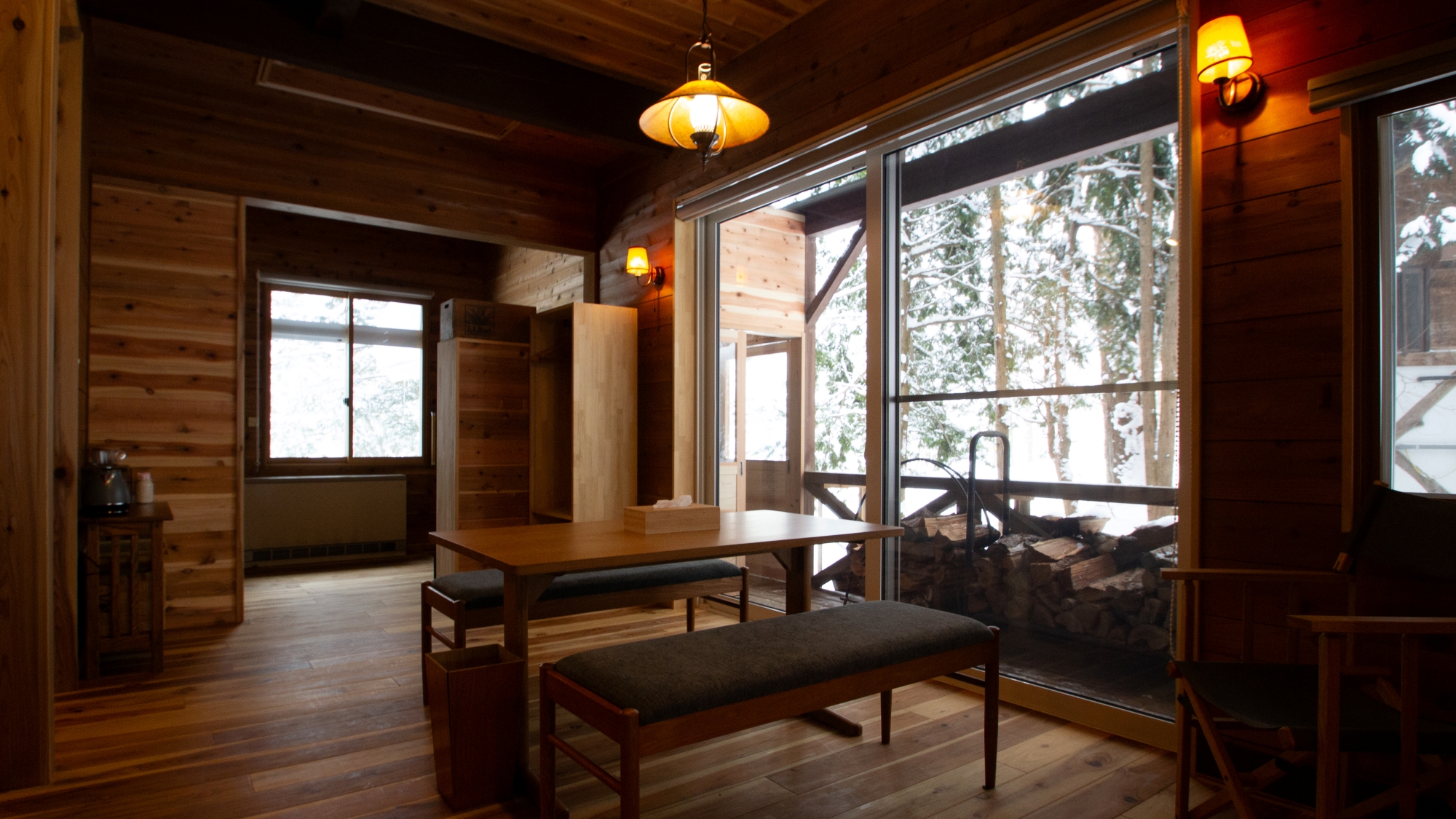 *【リビング】ウッドデッキに面したリビングから四季の風景をご覧いただけます。